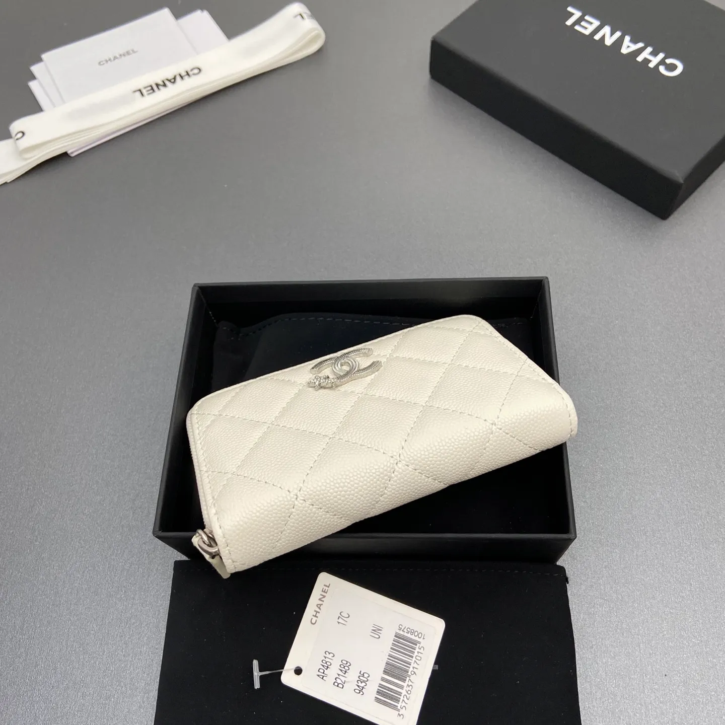 25b new series caviar cowhide with stars ⭐logo shiny blingblibg~zipper bag card holder series 6 card slots, 1 zipper bag Item number: A 4813 Price: 360 Size: w13×h8.5×d2cm Color: white fine ball pattern silver star hardware