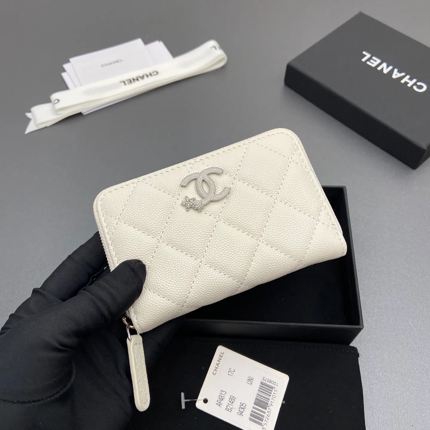 25b new series caviar cowhide with stars ⭐logo shiny blingblibg~zipper bag card holder series 6 card slots, 1 zipper bag Item number: A 4813 Price: 360 Size: w13×h8.5×d2cm Color: white fine ball pattern silver star hardware