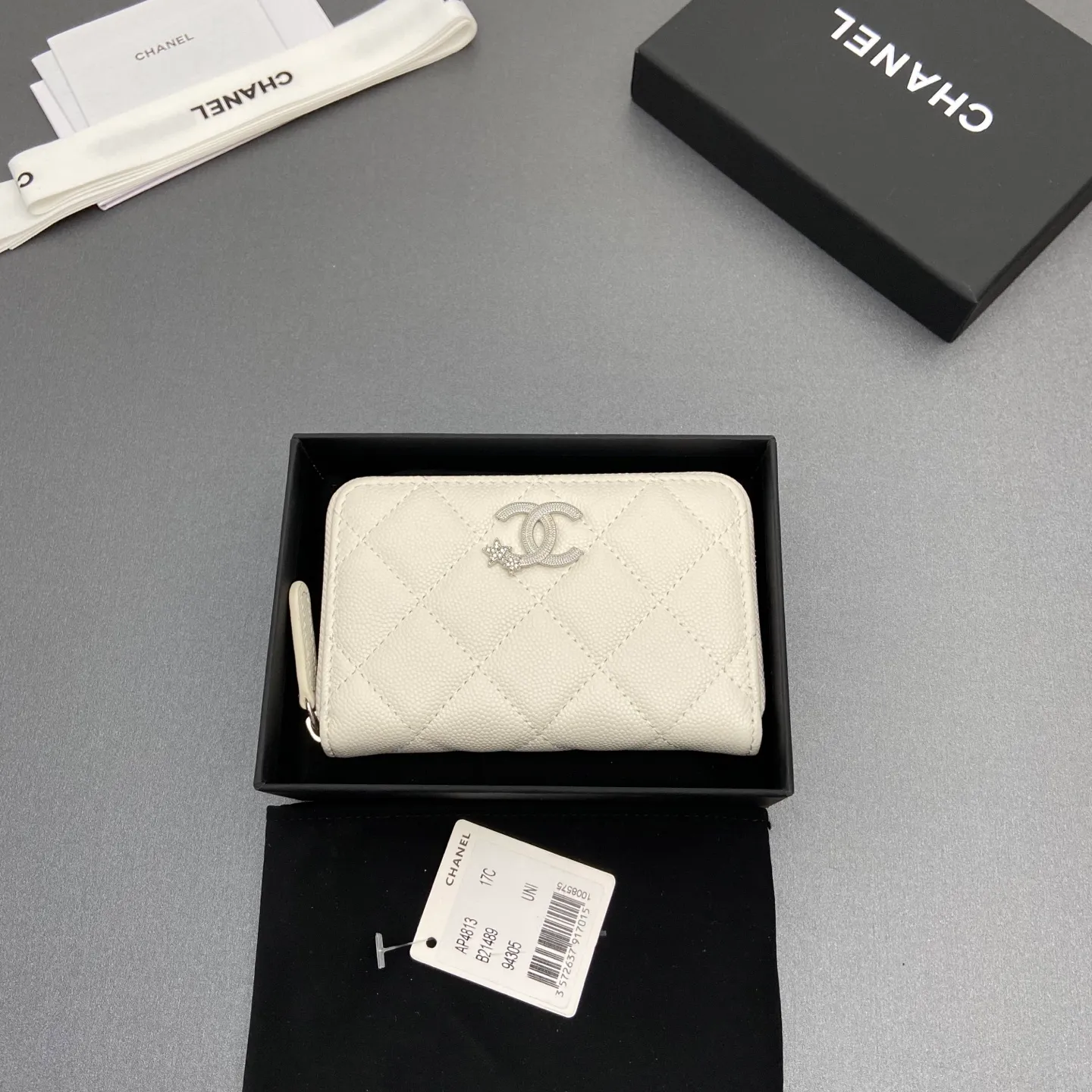 25b new series caviar cowhide with stars ⭐logo shiny blingblibg~zipper bag card holder series 6 card slots, 1 zipper bag Item number: A 4813 Price: 360 Size: w13×h8.5×d2cm Color: white fine ball pattern silver star hardware