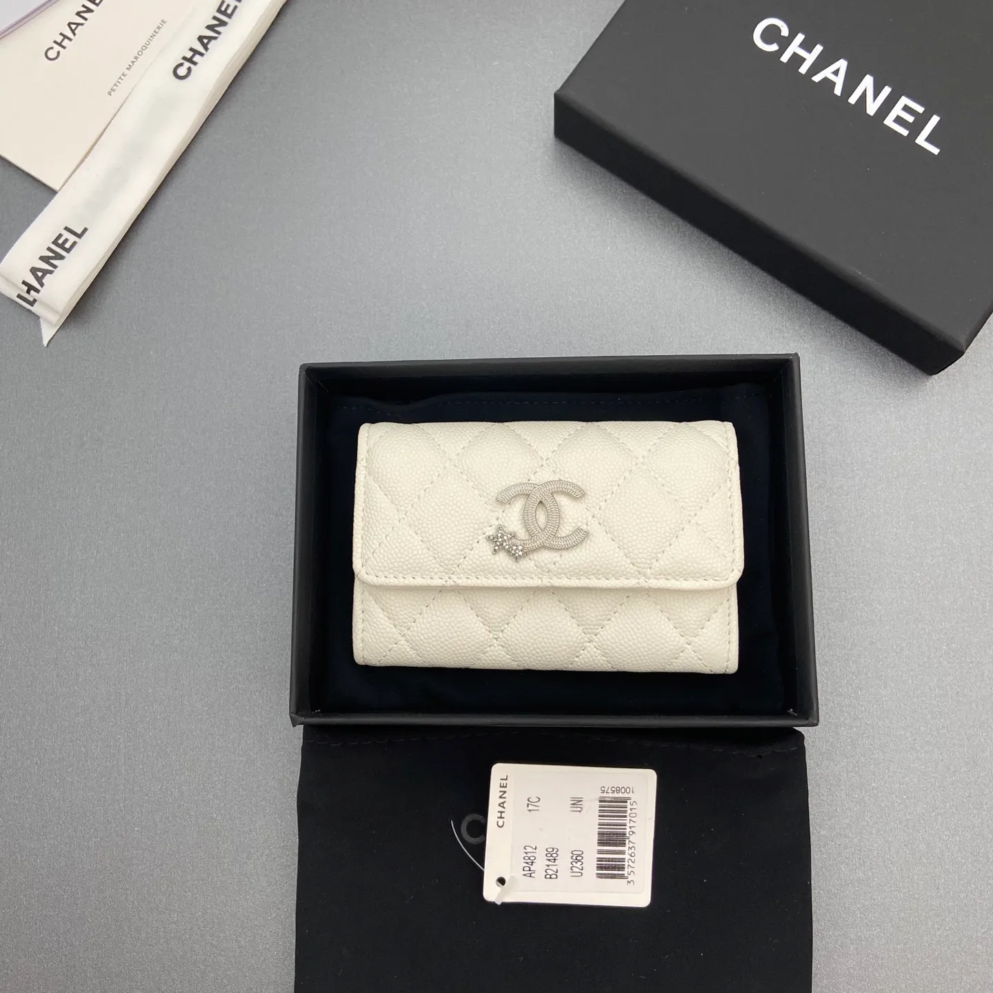25b new series caviar cowhide with stars⭐logo shiny blingblibg~card holder series item number: AP 9624 price: 340 size: w11×h7cm color: fine ball pattern silver star hardware