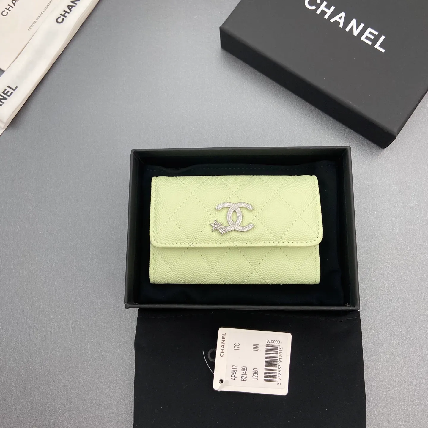 25b new series caviar cowhide with stars⭐logo shiny blingblibg~card holder series item number: AP 9624 price: 340 size: w11×h7cm color: fine ball pattern silver star hardware