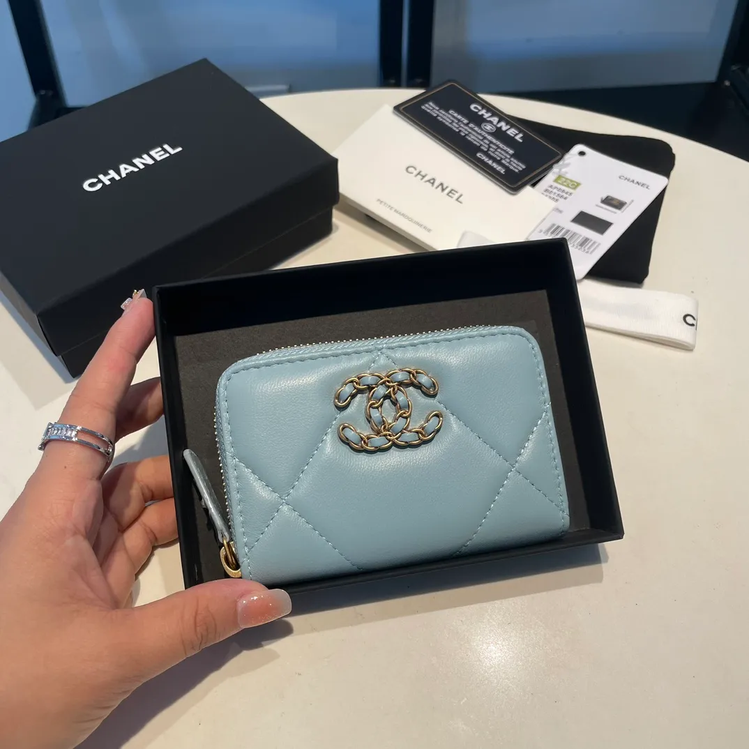 💰300😊 Upgraded version💋🆕 Ohanel new color🆕The latest zipper card holder, the texture of goatskin is invincible 😼The 19 series mainly promoted this season is the big rhombus, with a strong retro style👝Is there anyone who wants to buy each color🧸 The logo is eye-catching and unique, the goatskin has a light luster, and the temperament instantly ups and downs❣The fashionable style and style are also jointly created by Karl and Viard. The first series launched by the new artistic director will be a key recommendation of the brand from this year to next year, conveying the essence of the brand, with a full set of packaging 0945🍃size: 11.5*8cm