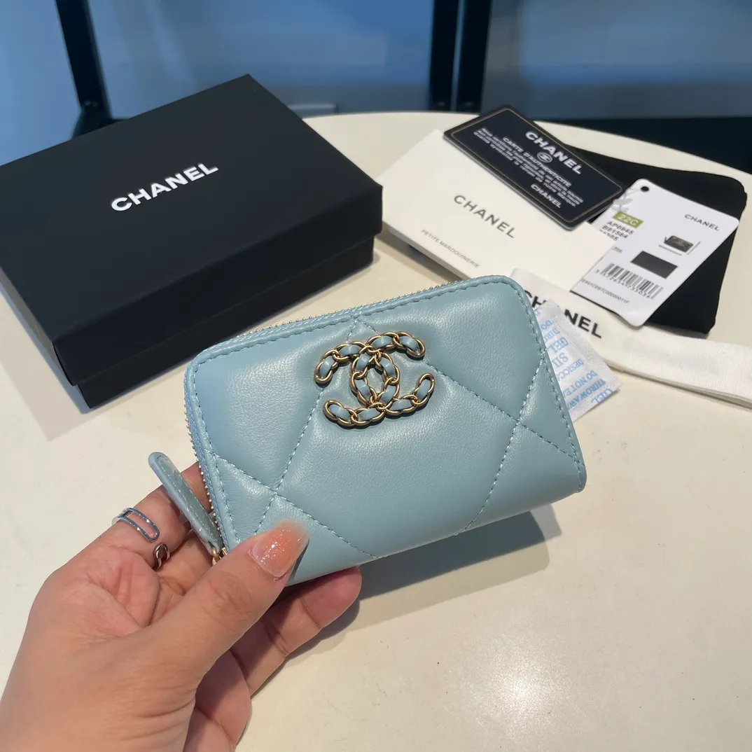 💰300😊 Upgraded version💋🆕 Ohanel new color🆕The latest zipper card holder, the texture of goatskin is invincible 😼The 19 series mainly promoted this season is the big rhombus, with a strong retro style👝Is there anyone who wants to buy each color🧸 The logo is eye-catching and unique, the goatskin has a light luster, and the temperament instantly ups and downs❣The fashionable style and style are also jointly created by Karl and Viard. The first series launched by the new artistic director will be a key recommendation of the brand from this year to next year, conveying the essence of the brand, with a full set of packaging 0945🍃size: 11.5*8cm
