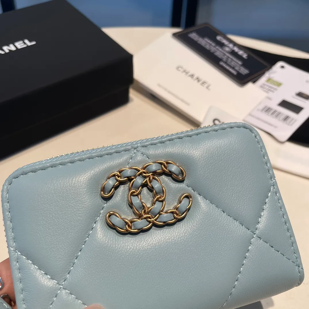 💰300😊 Upgraded version💋🆕 Ohanel new color🆕The latest zipper card holder, the texture of goatskin is invincible 😼The 19 series mainly promoted this season is the big rhombus, with a strong retro style👝Is there anyone who wants to buy each color🧸 The logo is eye-catching and unique, the goatskin has a light luster, and the temperament instantly ups and downs❣The fashionable style and style are also jointly created by Karl and Viard. The first series launched by the new artistic director will be a key recommendation of the brand from this year to next year, conveying the essence of the brand, with a full set of packaging 0945🍃size: 11.5*8cm