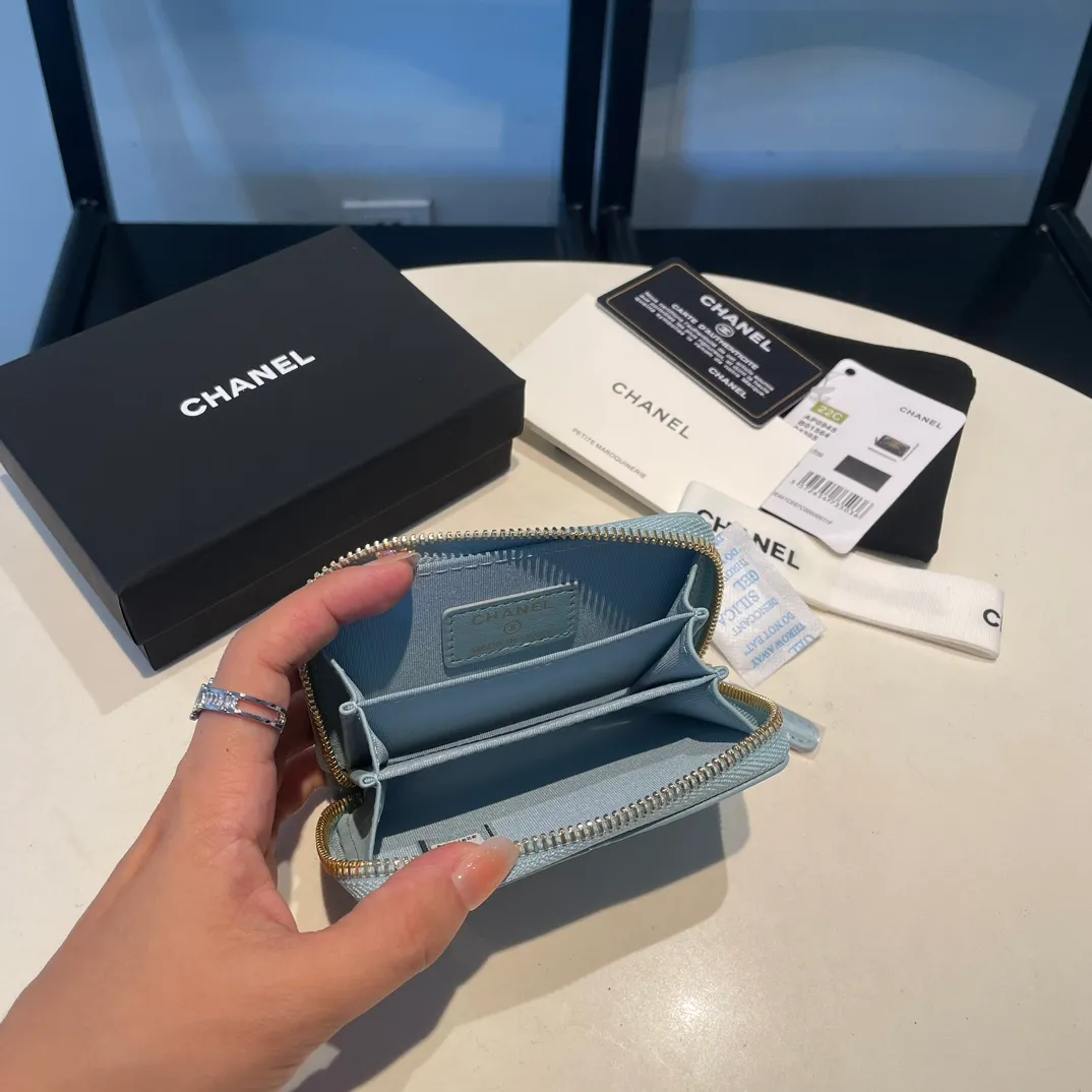 💰300😊 Upgraded version💋🆕 Ohanel new color🆕The latest zipper card holder, the texture of goatskin is invincible 😼The 19 series mainly promoted this season is the big rhombus, with a strong retro style👝Is there anyone who wants to buy each color🧸 The logo is eye-catching and unique, the goatskin has a light luster, and the temperament instantly ups and downs❣The fashionable style and style are also jointly created by Karl and Viard. The first series launched by the new artistic director will be a key recommendation of the brand from this year to next year, conveying the essence of the brand, with a full set of packaging 0945🍃size: 11.5*8cm