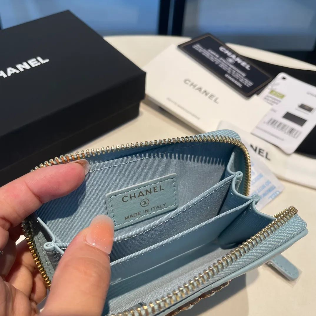 💰300😊 Upgraded version💋🆕 Ohanel new color🆕The latest zipper card holder, the texture of goatskin is invincible 😼The 19 series mainly promoted this season is the big rhombus, with a strong retro style👝Is there anyone who wants to buy each color🧸 The logo is eye-catching and unique, the goatskin has a light luster, and the temperament instantly ups and downs❣The fashionable style and style are also jointly created by Karl and Viard. The first series launched by the new artistic director will be a key recommendation of the brand from this year to next year, conveying the essence of the brand, with a full set of packaging 0945🍃size: 11.5*8cm