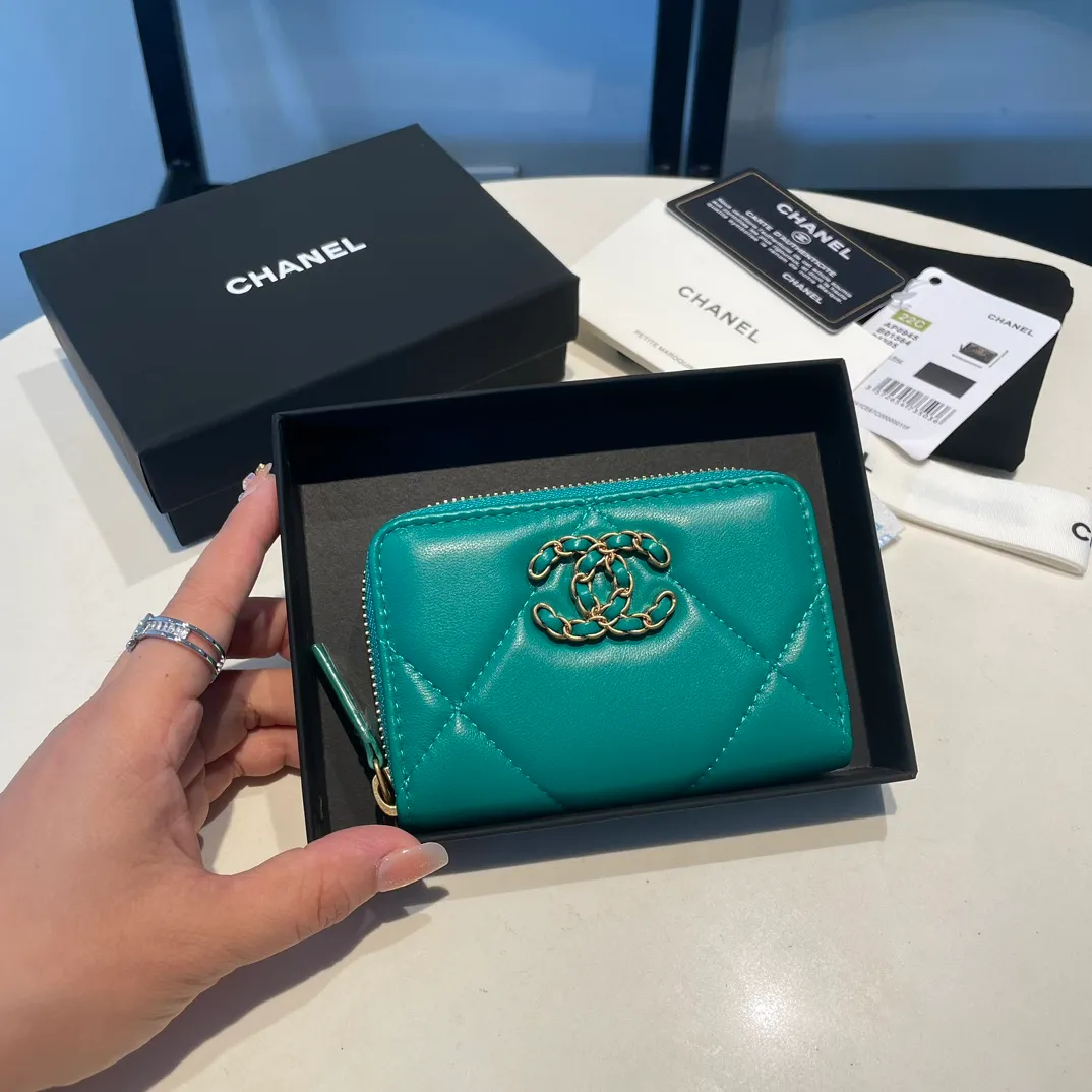 💰300😊 Upgraded version💋🆕 Ohanel new color🆕The latest zipper card holder, the texture of goatskin is invincible 😼The 19 series mainly promoted this season is the big rhombus, with a strong retro style👝Is there anyone who wants to buy each color🧸 The logo is eye-catching and unique, the goatskin has a light luster, and the temperament instantly ups and downs❣The fashionable style and style are also jointly created by Karl and Viard. The first series launched by the new artistic director will be a key recommendation of the brand from this year to next year, conveying the essence of the brand, with a full set of packaging 0945🍃size: 11.5*8cm