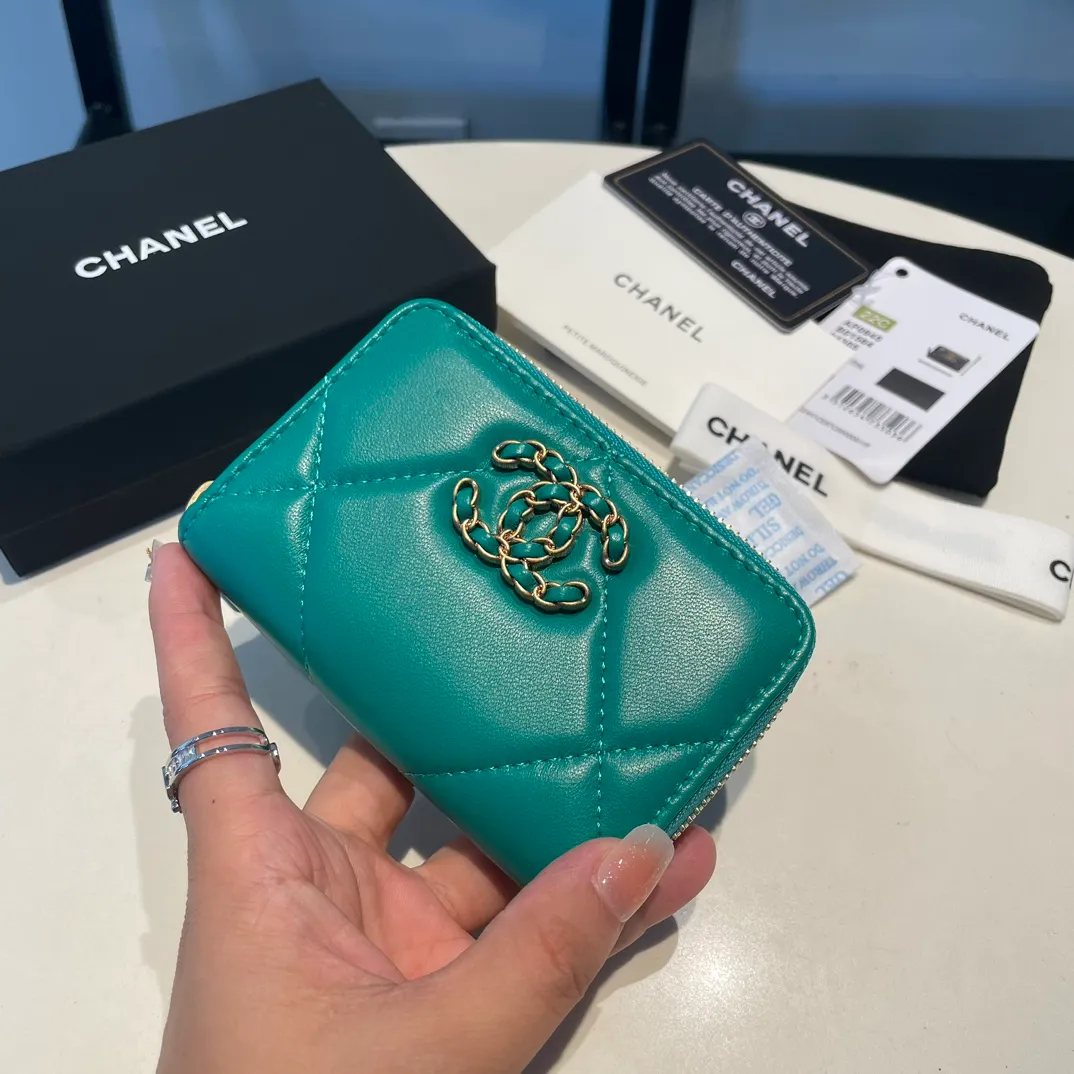 💰300😊 Upgraded version💋🆕 Ohanel new color🆕The latest zipper card holder, the texture of goatskin is invincible 😼The 19 series mainly promoted this season is the big rhombus, with a strong retro style👝Is there anyone who wants to buy each color🧸 The logo is eye-catching and unique, the goatskin has a light luster, and the temperament instantly ups and downs❣The fashionable style and style are also jointly created by Karl and Viard. The first series launched by the new artistic director will be a key recommendation of the brand from this year to next year, conveying the essence of the brand, with a full set of packaging 0945🍃size: 11.5*8cm