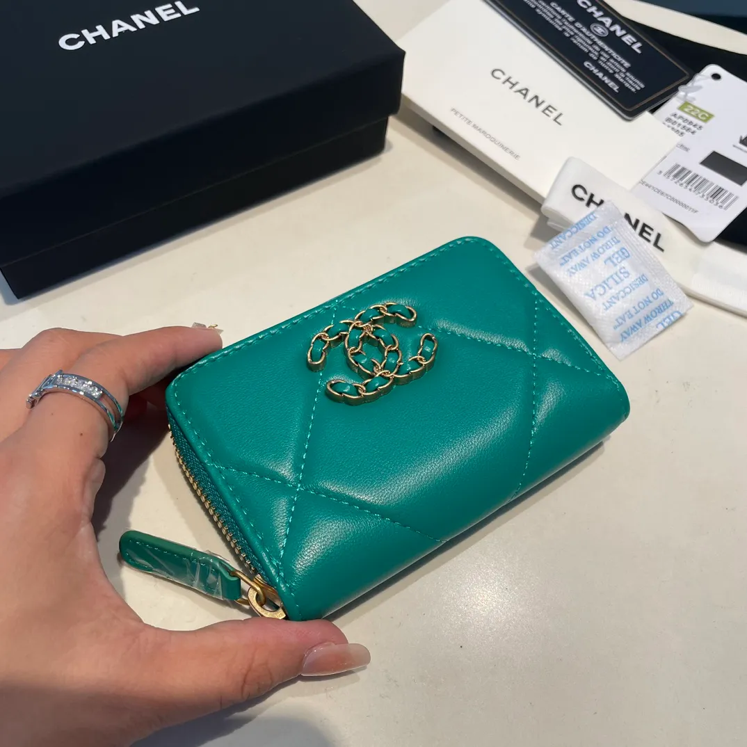 💰300😊 Upgraded version💋🆕 Ohanel new color🆕The latest zipper card holder, the texture of goatskin is invincible 😼The 19 series mainly promoted this season is the big rhombus, with a strong retro style👝Is there anyone who wants to buy each color🧸 The logo is eye-catching and unique, the goatskin has a light luster, and the temperament instantly ups and downs❣The fashionable style and style are also jointly created by Karl and Viard. The first series launched by the new artistic director will be a key recommendation of the brand from this year to next year, conveying the essence of the brand, with a full set of packaging 0945🍃size: 11.5*8cm