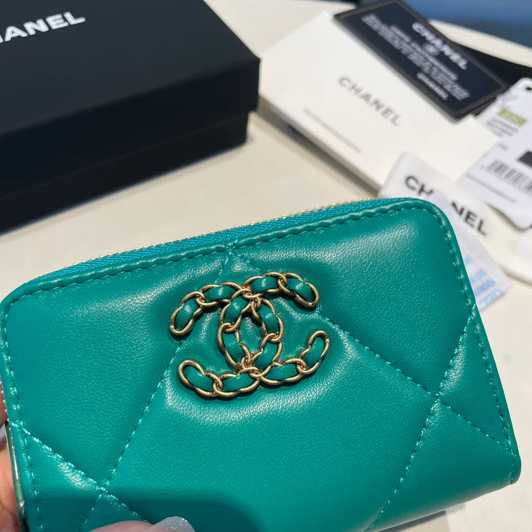 💰300😊 Upgraded version💋🆕 Ohanel new color🆕The latest zipper card holder, the texture of goatskin is invincible 😼The 19 series mainly promoted this season is the big rhombus, with a strong retro style👝Is there anyone who wants to buy each color🧸 The logo is eye-catching and unique, the goatskin has a light luster, and the temperament instantly ups and downs❣The fashionable style and style are also jointly created by Karl and Viard. The first series launched by the new artistic director will be a key recommendation of the brand from this year to next year, conveying the essence of the brand, with a full set of packaging 0945🍃size: 11.5*8cm