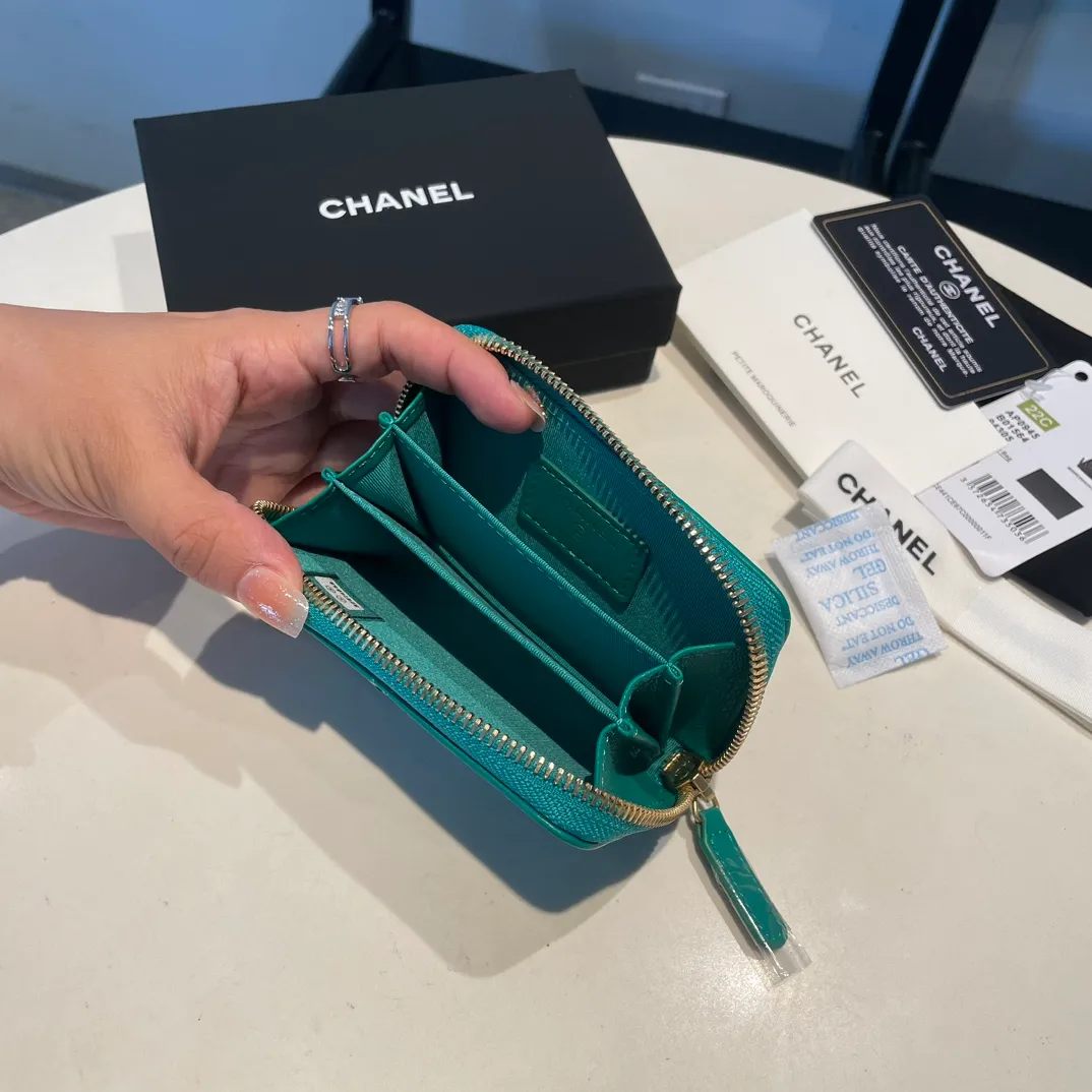 💰300😊 Upgraded version💋🆕 Ohanel new color🆕The latest zipper card holder, the texture of goatskin is invincible 😼The 19 series mainly promoted this season is the big rhombus, with a strong retro style👝Is there anyone who wants to buy each color🧸 The logo is eye-catching and unique, the goatskin has a light luster, and the temperament instantly ups and downs❣The fashionable style and style are also jointly created by Karl and Viard. The first series launched by the new artistic director will be a key recommendation of the brand from this year to next year, conveying the essence of the brand, with a full set of packaging 0945🍃size: 11.5*8cm