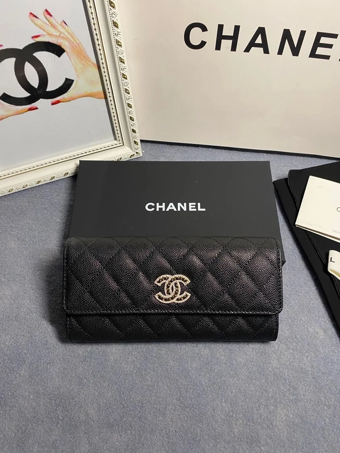 22 new styles. CHANEL. The two-fold wallet with long clip flap has arrived❤️First-layer cowhide with new luogo, the same design surrounded by diamonds on the side of the leather❤️The details are so beautiful❤️Model number Ap5480B size 10*19.5*2.5cm. 💰560