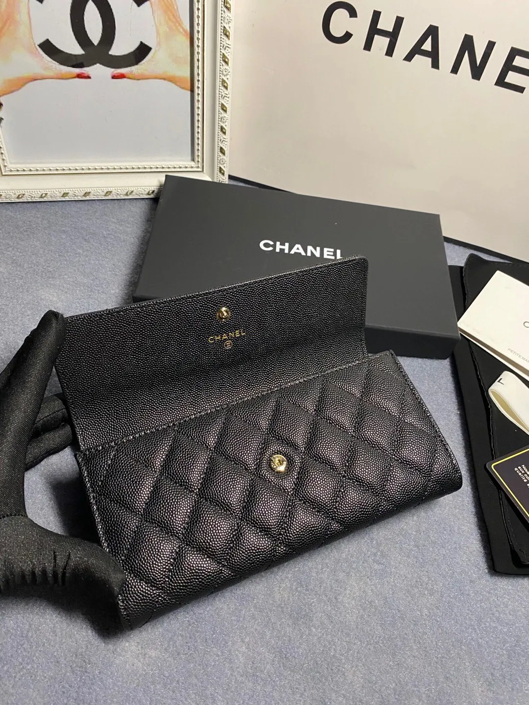 22 new styles. CHANEL. The two-fold wallet with long clip flap has arrived❤️First-layer cowhide with new luogo, the same design surrounded by diamonds on the side of the leather❤️The details are so beautiful❤️Model number Ap5480B size 10*19.5*2.5cm. 💰560