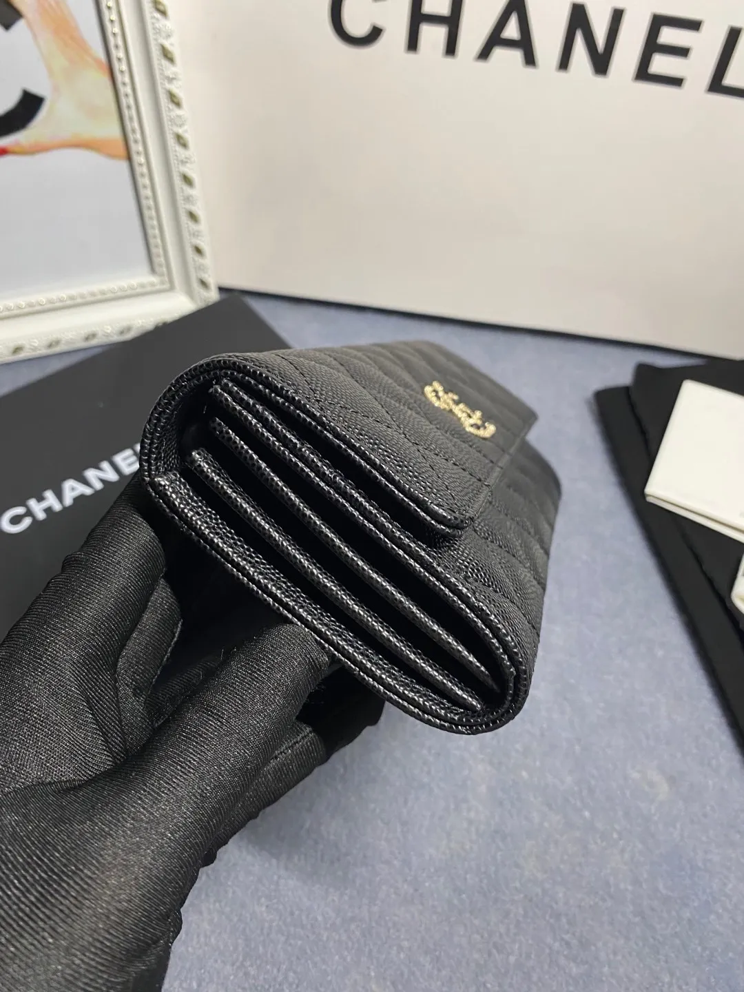 22 new styles. CHANEL. The two-fold wallet with long clip flap has arrived❤️First-layer cowhide with new luogo, the same design surrounded by diamonds on the side of the leather❤️The details are so beautiful❤️Model number Ap5480B size 10*19.5*2.5cm. 💰560