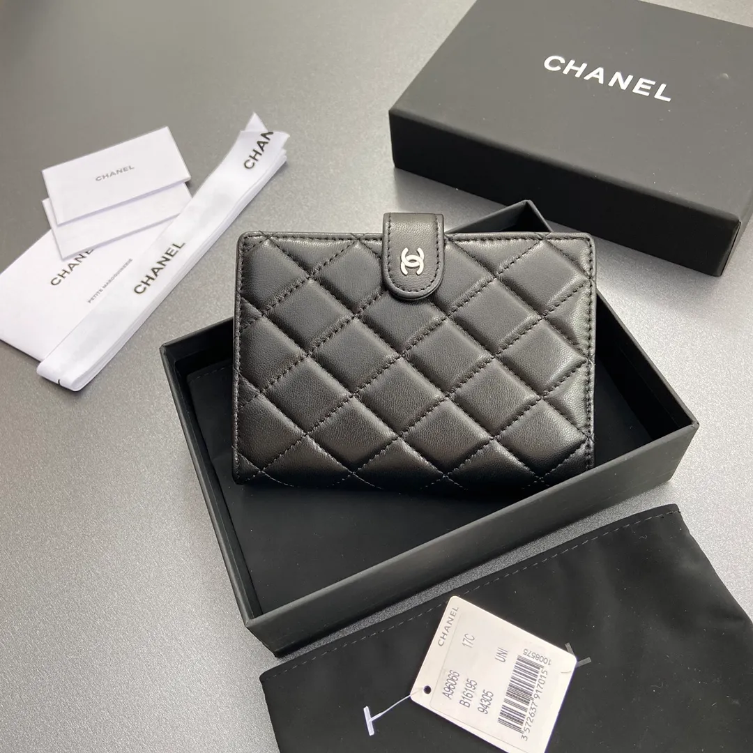 [Special grade hardware original leather] 440 Xiaoxiang Passport Holder Series Quilted with iconic metal logo Silver tone metal hardware, special Italian imported leather 4 card slots, 1 small zipper bag, 1 banknote compartment, 1 passport holder card slot No.: 96066 Black Sheep Silver Size: w10×h14×d2cm