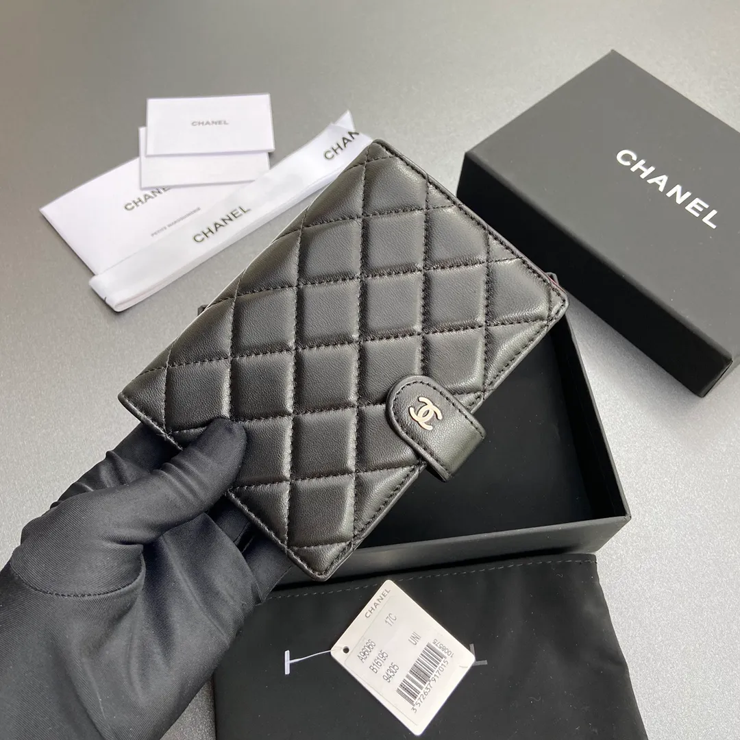 [Special grade hardware original leather] 440 Xiaoxiang Passport Holder Series Quilted with iconic metal logo Silver tone metal hardware, special Italian imported leather 4 card slots, 1 small zipper bag, 1 banknote compartment, 1 passport holder card slot No.: 96066 Black Sheep Silver Size: w10×h14×d2cm