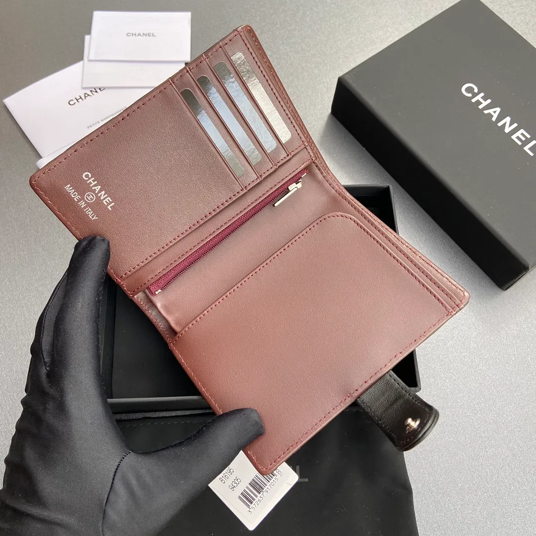 [Special grade hardware original leather] 440 Xiaoxiang Passport Holder Series Quilted with iconic metal logo Silver tone metal hardware, special Italian imported leather 4 card slots, 1 small zipper bag, 1 banknote compartment, 1 passport holder card slot No.: 96066 Black Sheep Silver Size: w10×h14×d2cm