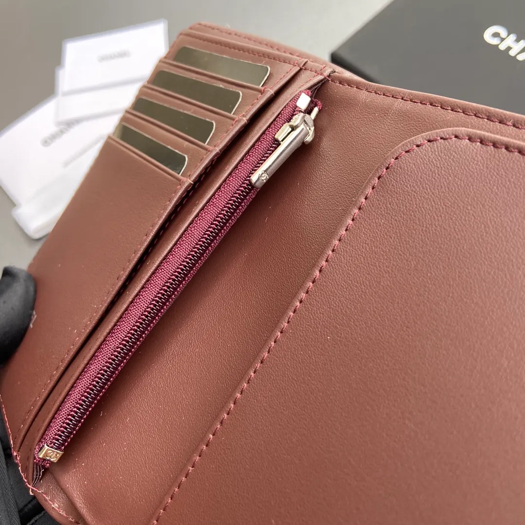 [Special grade hardware original leather] 440 Xiaoxiang Passport Holder Series Quilted with iconic metal logo Silver tone metal hardware, special Italian imported leather 4 card slots, 1 small zipper bag, 1 banknote compartment, 1 passport holder card slot No.: 96066 Black Sheep Silver Size: w10×h14×d2cm