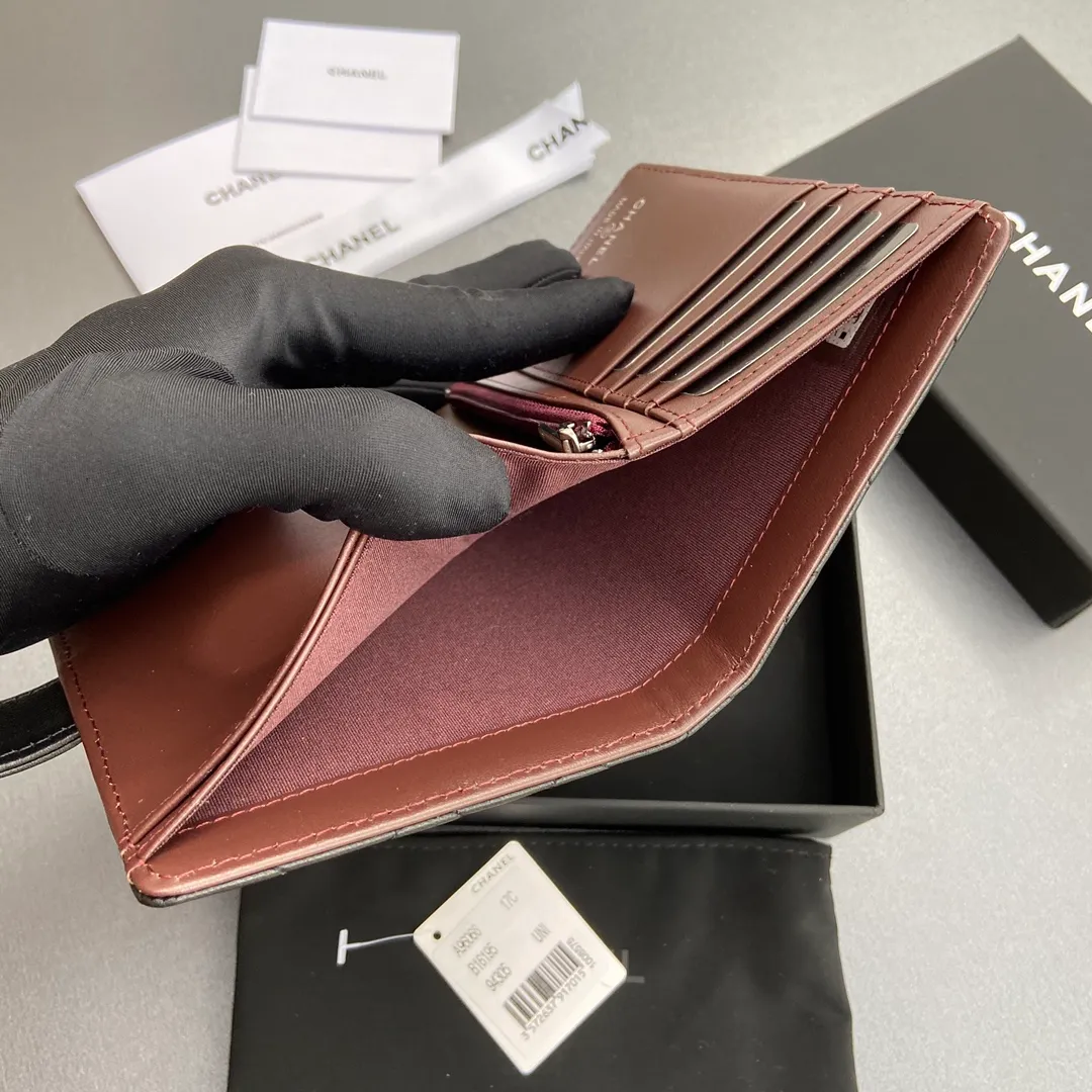 [Special grade hardware original leather] 440 Xiaoxiang Passport Holder Series Quilted with iconic metal logo Silver tone metal hardware, special Italian imported leather 4 card slots, 1 small zipper bag, 1 banknote compartment, 1 passport holder card slot No.: 96066 Black Sheep Silver Size: w10×h14×d2cm
