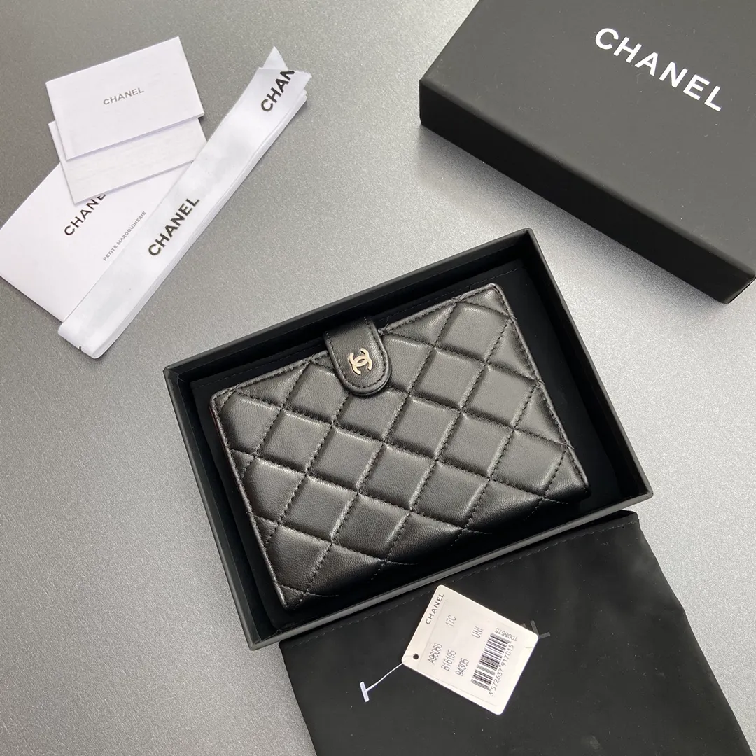 [Special grade hardware original leather] 440 Xiaoxiang Passport Holder Series Quilted with iconic metal logo Silver tone metal hardware, special Italian imported leather 4 card slots, 1 small zipper bag, 1 banknote compartment, 1 passport holder card slot No.: 96066 Black Sheep Silver Size: w10×h14×d2cm