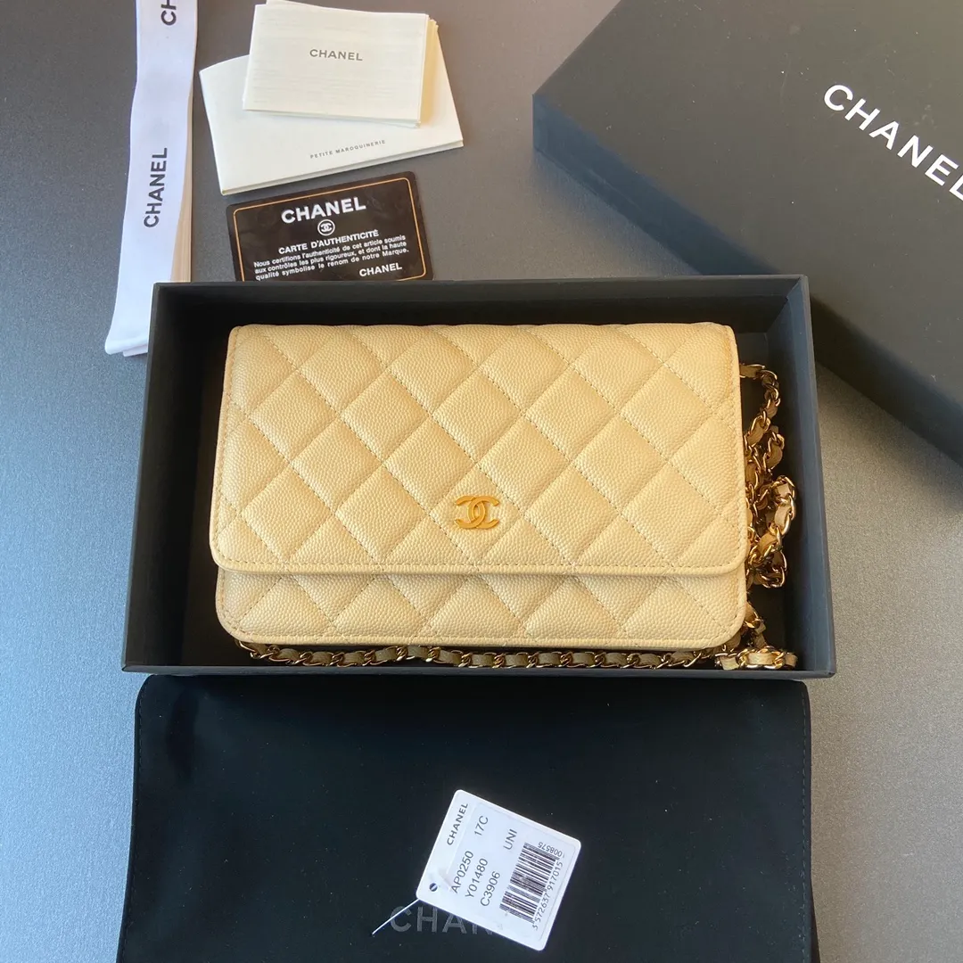 Xiaoxiang imported Italian grained calfskin Item No.: A0250 💰: 640 Size: w20×h13×d3.5cm Color: Yellow fine-grained gold steel mark