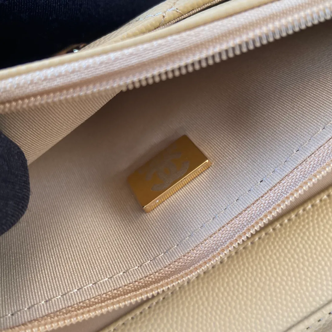 Xiaoxiang imported Italian grained calfskin Item No.: A0250 💰: 640 Size: w20×h13×d3.5cm Color: Yellow fine-grained gold steel mark