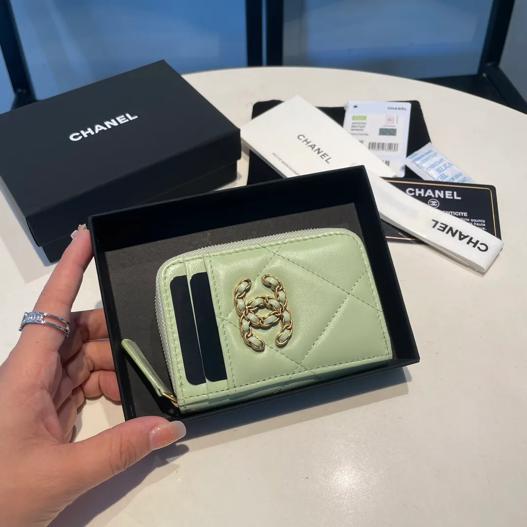 💰320😊Upgraded version💋🆕Ohanel new color🆕The latest zipper card holder with multiple card slots. The texture of goatskin is unparalleled. 😼The 19 series that is mainly recommended this season is a big rhombus with a strong retro style. I want to buy every color🧸 The logo is eye-catching and unique, the goatskin has a faint luster, and the temperament instantly ups and downs❣The fashionable style and style are also jointly created by Karl and Viard. The first series launched by the new artistic director will be a key recommendation of the brand from this year to next year, conveying the essence of the brand, with a full set of packaging 2701🍃size: 7.5*11cm