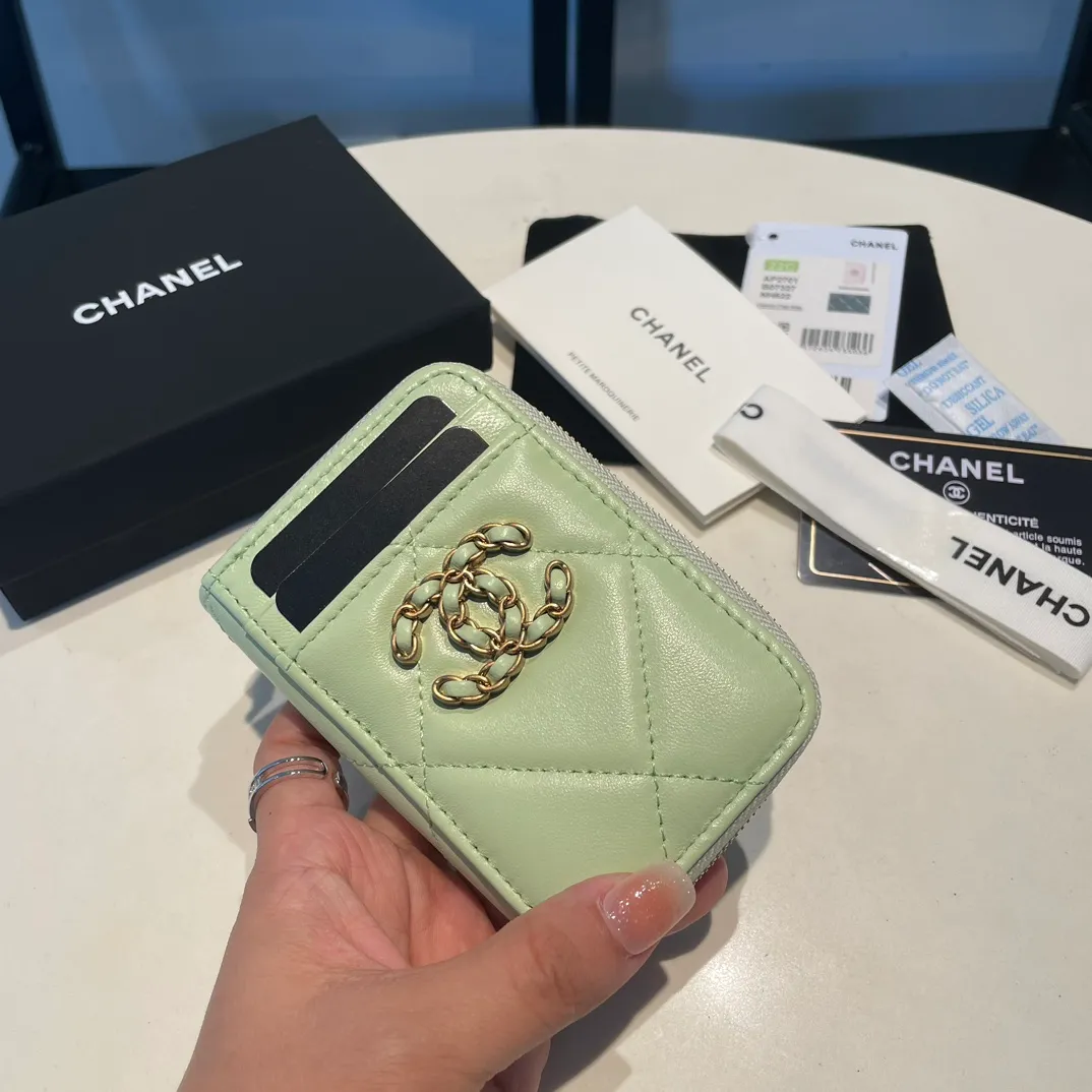 💰320😊Upgraded version💋🆕Ohanel new color🆕The latest zipper card holder with multiple card slots. The texture of goatskin is unparalleled. 😼The 19 series that is mainly recommended this season is a big rhombus with a strong retro style. I want to buy every color🧸 The logo is eye-catching and unique, the goatskin has a faint luster, and the temperament instantly ups and downs❣The fashionable style and style are also jointly created by Karl and Viard. The first series launched by the new artistic director will be a key recommendation of the brand from this year to next year, conveying the essence of the brand, with a full set of packaging 2701🍃size: 7.5*11cm
