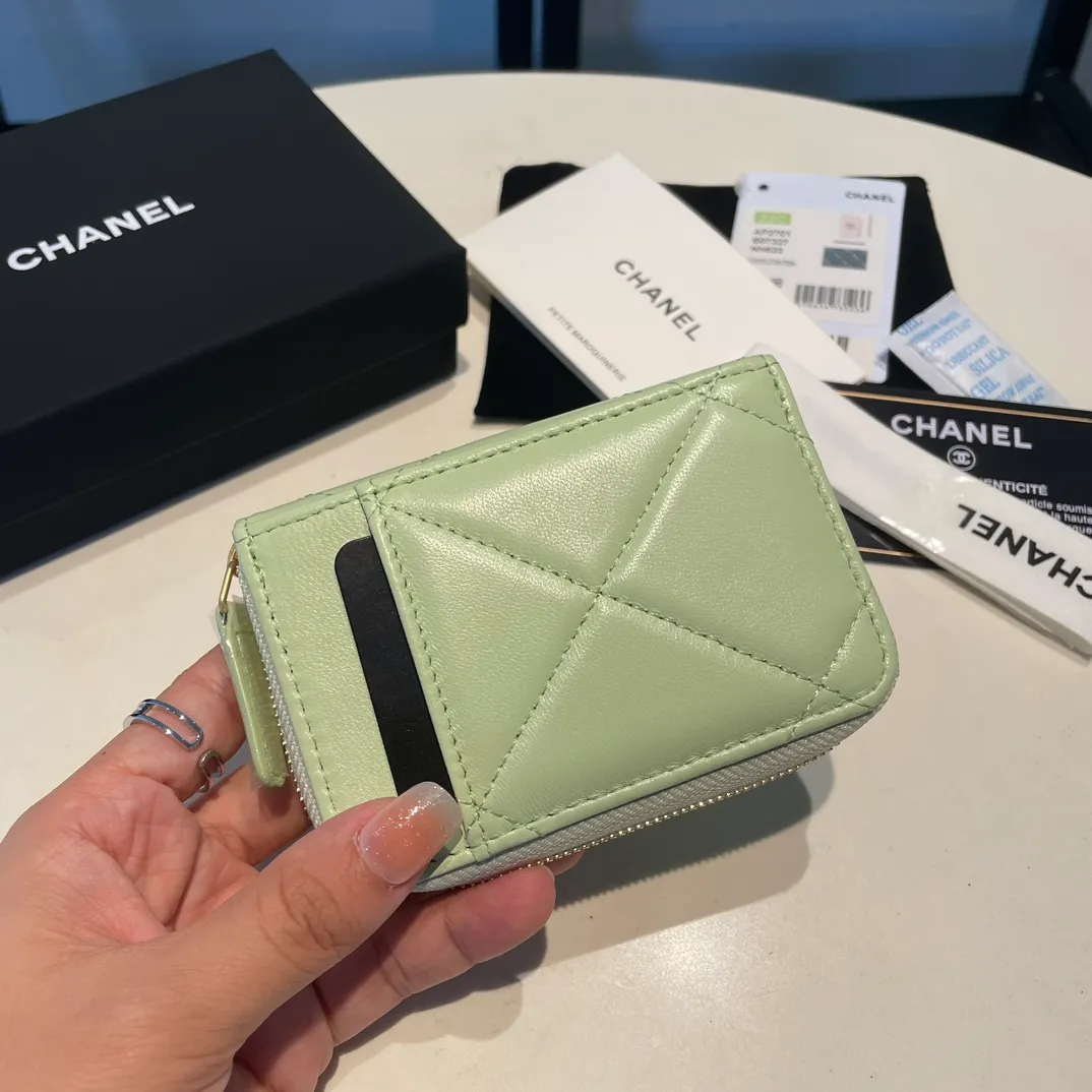 💰320😊Upgraded version💋🆕Ohanel new color🆕The latest zipper card holder with multiple card slots. The texture of goatskin is unparalleled. 😼The 19 series that is mainly recommended this season is a big rhombus with a strong retro style. I want to buy every color🧸 The logo is eye-catching and unique, the goatskin has a faint luster, and the temperament instantly ups and downs❣The fashionable style and style are also jointly created by Karl and Viard. The first series launched by the new artistic director will be a key recommendation of the brand from this year to next year, conveying the essence of the brand, with a full set of packaging 2701🍃size: 7.5*11cm