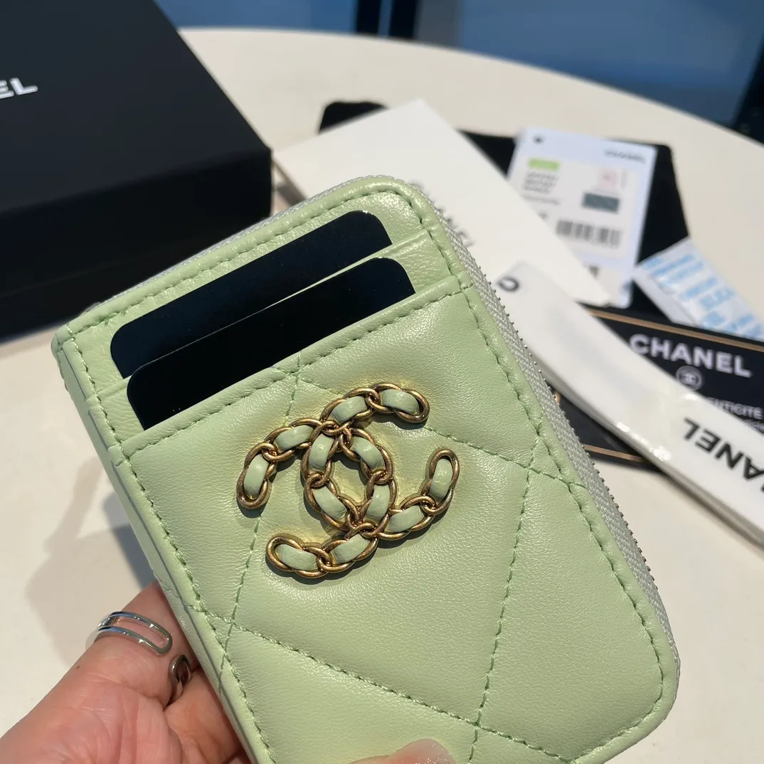 💰320😊Upgraded version💋🆕Ohanel new color🆕The latest zipper card holder with multiple card slots. The texture of goatskin is unparalleled. 😼The 19 series that is mainly recommended this season is a big rhombus with a strong retro style. I want to buy every color🧸 The logo is eye-catching and unique, the goatskin has a faint luster, and the temperament instantly ups and downs❣The fashionable style and style are also jointly created by Karl and Viard. The first series launched by the new artistic director will be a key recommendation of the brand from this year to next year, conveying the essence of the brand, with a full set of packaging 2701🍃size: 7.5*11cm