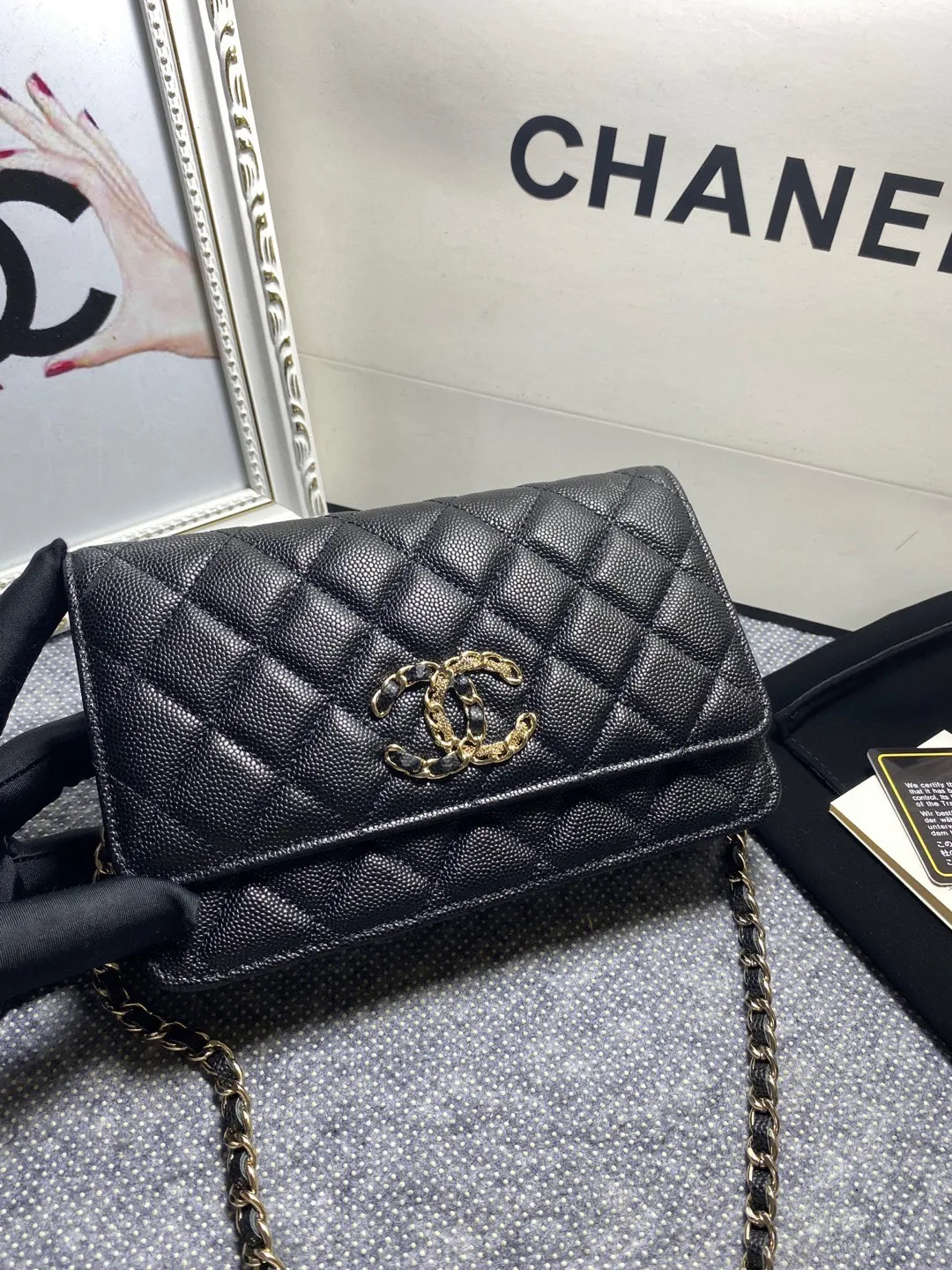 The hot model Chane AP3588 2020 new imported cowhide fine ball pattern woc loves it so much! At first glance, you can tell that the logo is larger than the classic model. Half of it is made of leather and half of it is made of gold chain. It is very delicate. Don’t worry about the capacity. It can fit everything. Size 19cm💰800
