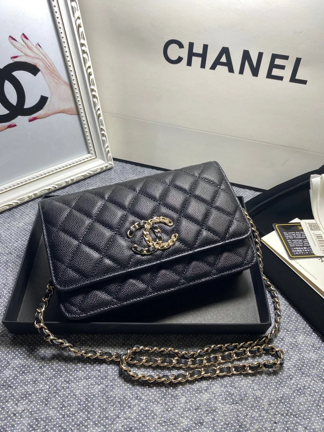 The hot model Chane AP3588 2020 new imported cowhide fine ball pattern woc loves it so much! At first glance, you can tell that the logo is larger than the classic model. Half of it is made of leather and half of it is made of gold chain. It is very delicate. Don’t worry about the capacity. It can fit everything. Size 19cm💰800