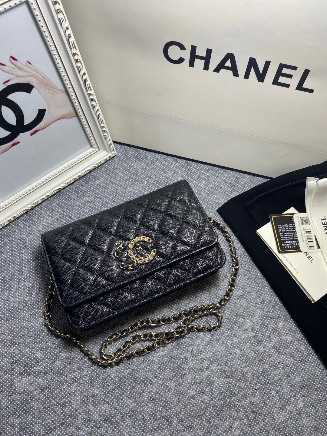 The hot model Chane AP3588 2020 new imported cowhide fine ball pattern woc loves it so much! At first glance, you can tell that the logo is larger than the classic model. Half of it is made of leather and half of it is made of gold chain. It is very delicate. Don’t worry about the capacity. It can fit everything. Size 19cm💰800