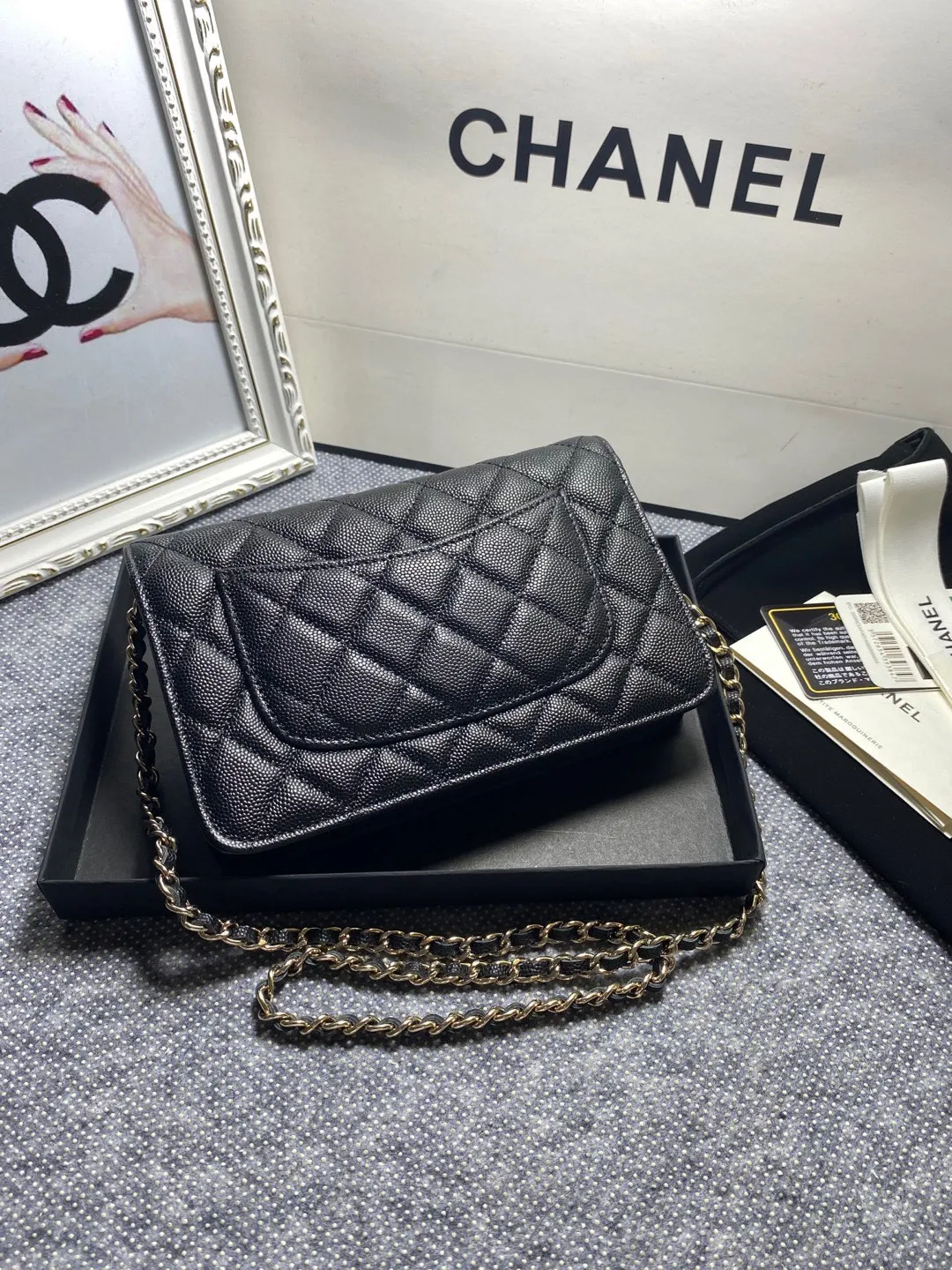 The hot model Chane AP3588 2020 new imported cowhide fine ball pattern woc loves it so much! At first glance, you can tell that the logo is larger than the classic model. Half of it is made of leather and half of it is made of gold chain. It is very delicate. Don’t worry about the capacity. It can fit everything. Size 19cm💰800