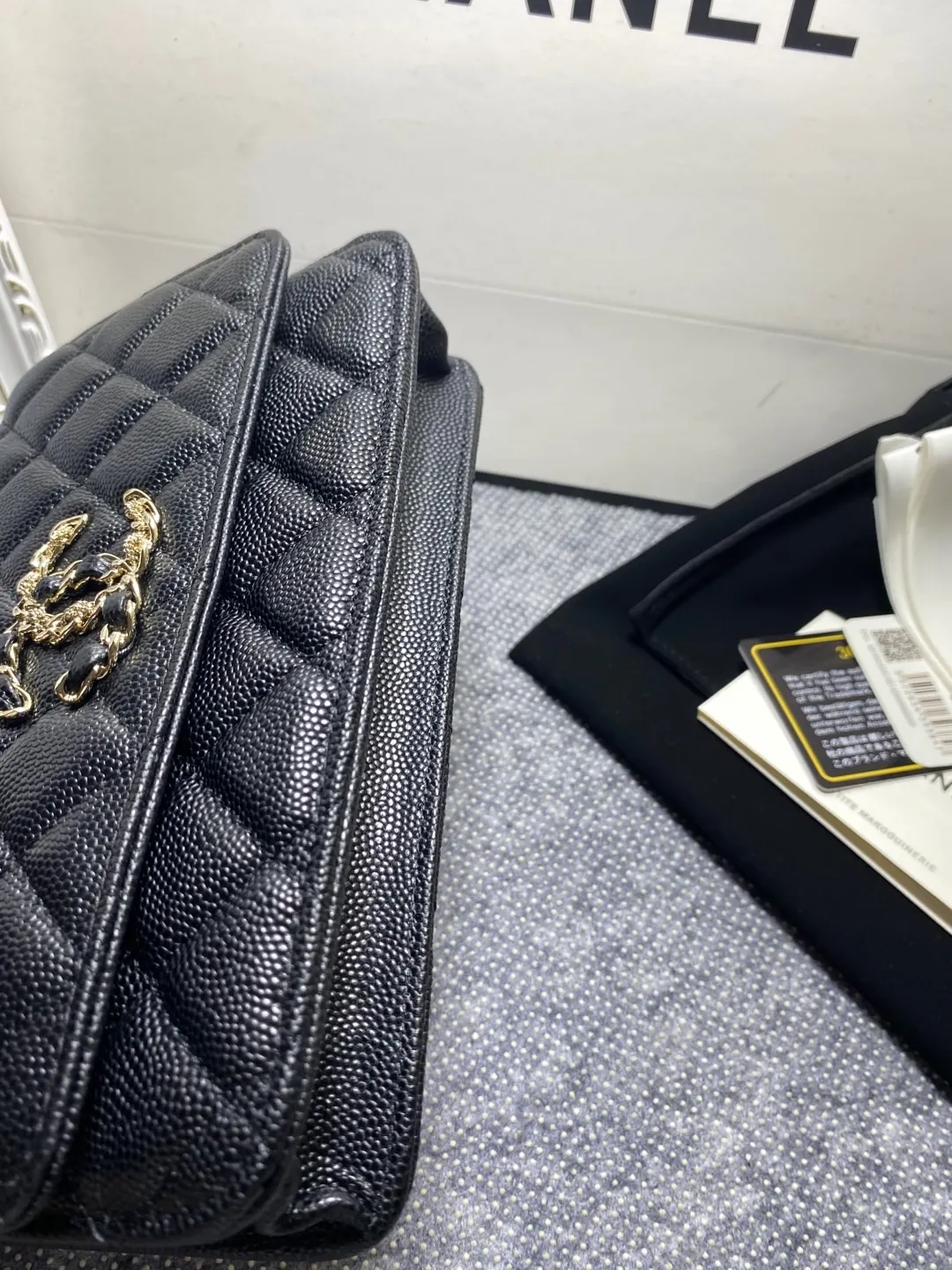 The hot model Chane AP3588 2020 new imported cowhide fine ball pattern woc loves it so much! At first glance, you can tell that the logo is larger than the classic model. Half of it is made of leather and half of it is made of gold chain. It is very delicate. Don’t worry about the capacity. It can fit everything. Size 19cm💰800