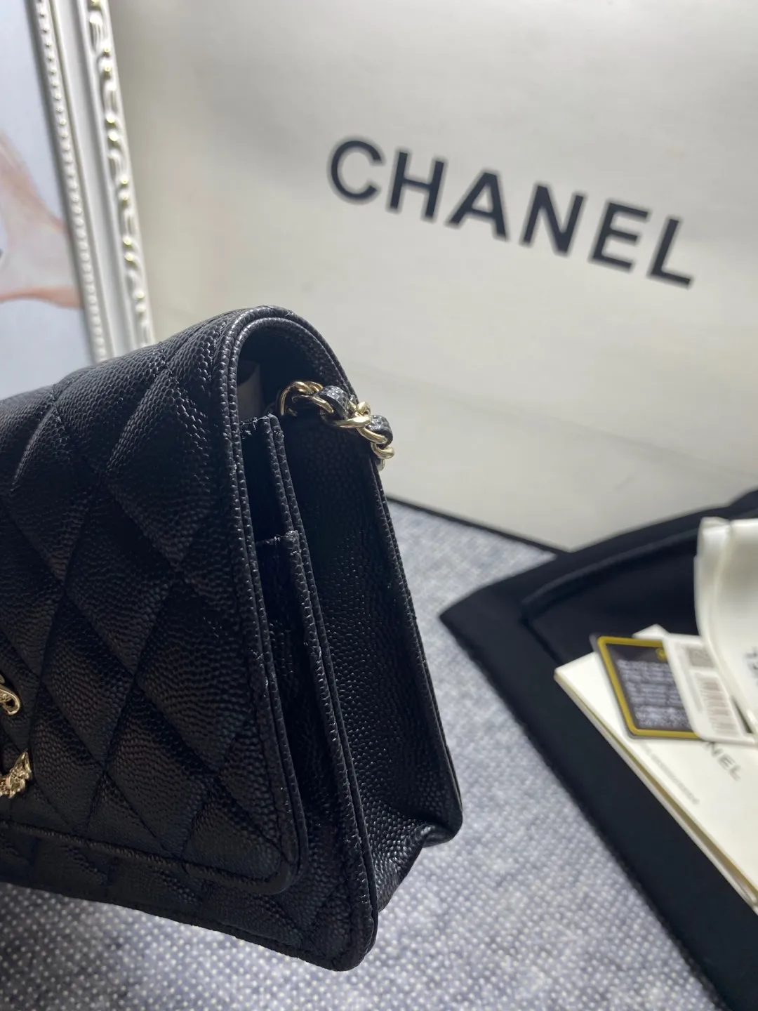The hot model Chane AP3588 2020 new imported cowhide fine ball pattern woc loves it so much! At first glance, you can tell that the logo is larger than the classic model. Half of it is made of leather and half of it is made of gold chain. It is very delicate. Don’t worry about the capacity. It can fit everything. Size 19cm💰800