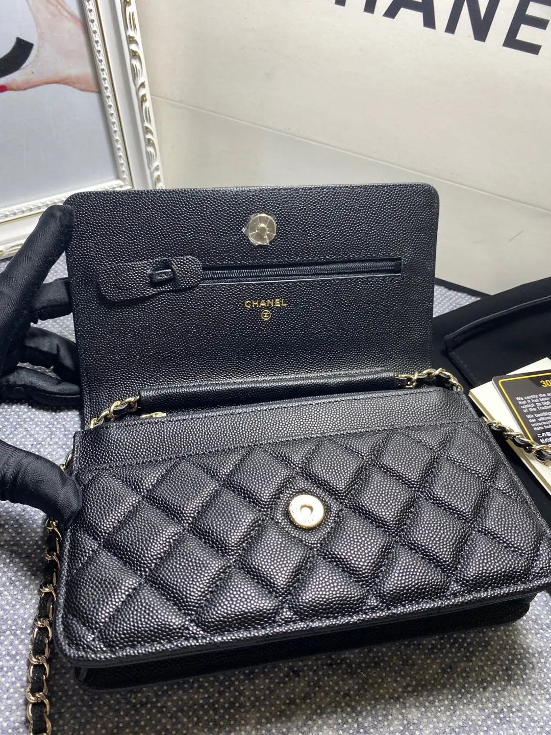 The hot model Chane AP3588 2020 new imported cowhide fine ball pattern woc loves it so much! At first glance, you can tell that the logo is larger than the classic model. Half of it is made of leather and half of it is made of gold chain. It is very delicate. Don’t worry about the capacity. It can fit everything. Size 19cm💰800