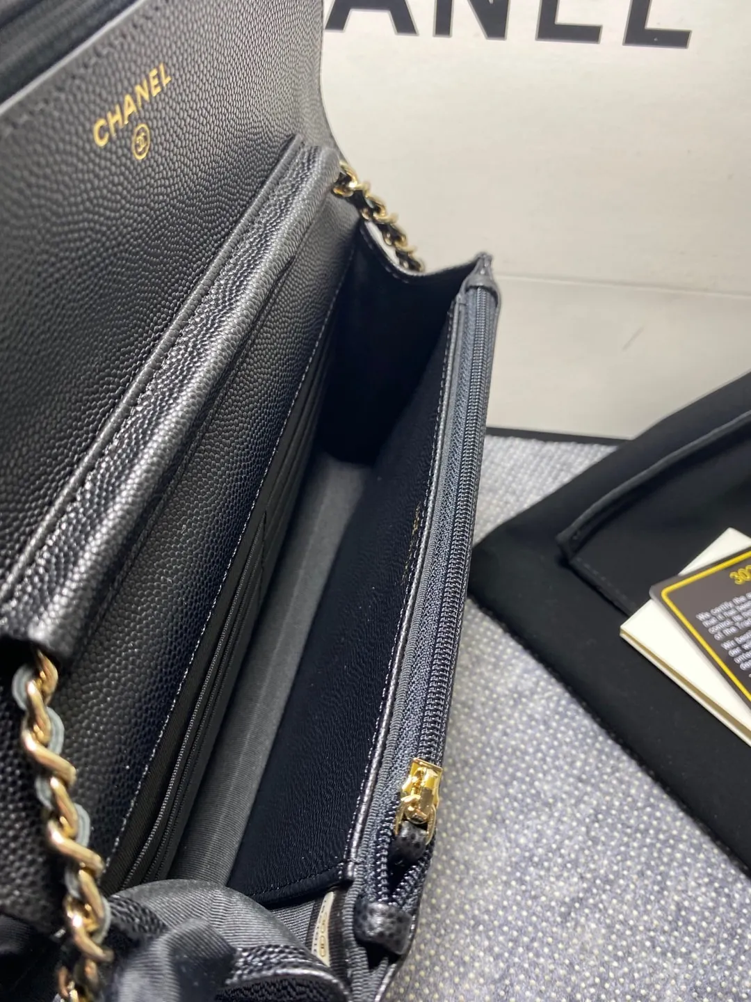 The hot model Chane AP3588 2020 new imported cowhide fine ball pattern woc loves it so much! At first glance, you can tell that the logo is larger than the classic model. Half of it is made of leather and half of it is made of gold chain. It is very delicate. Don’t worry about the capacity. It can fit everything. Size 19cm💰800