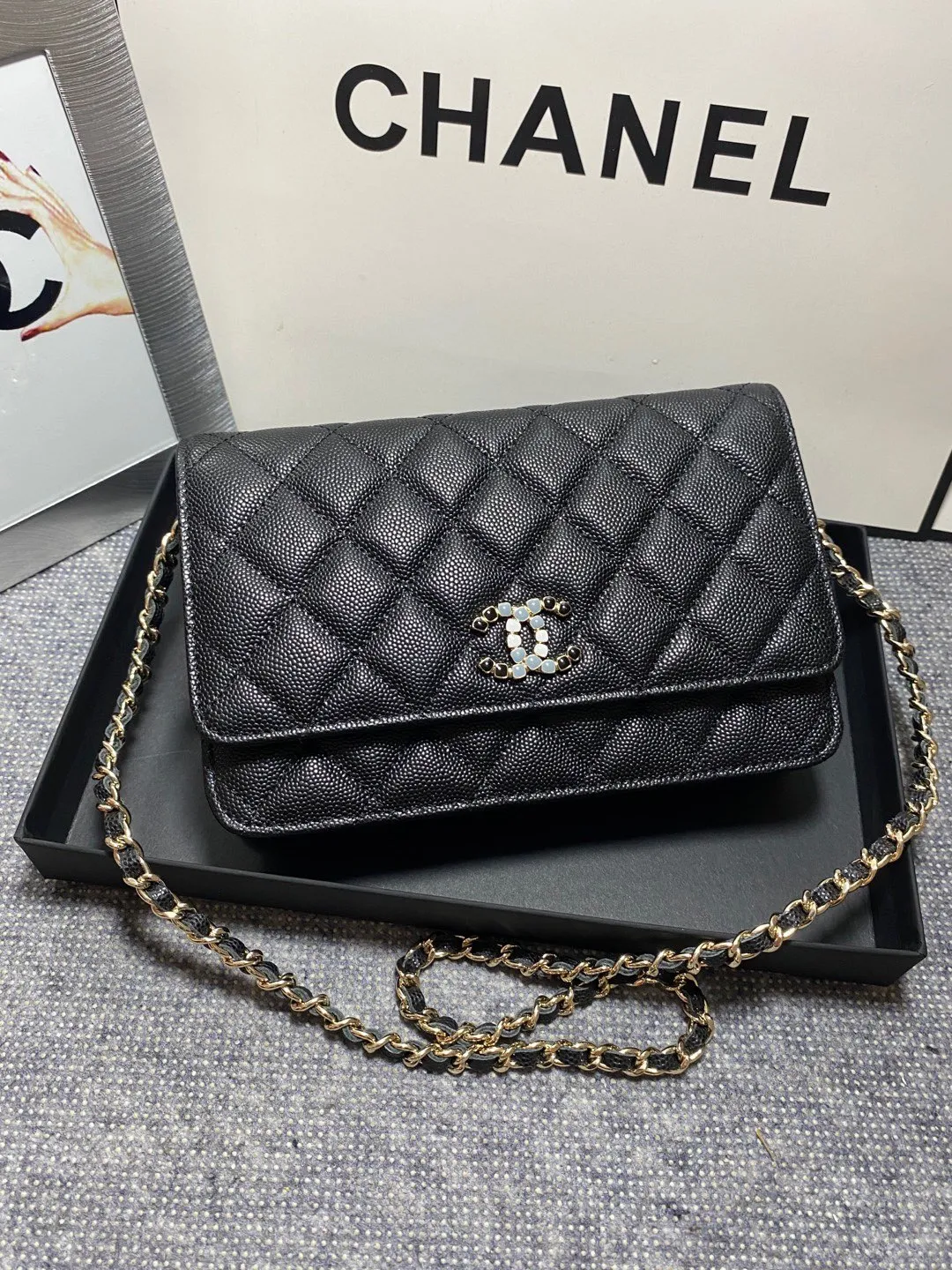In stock ✨✨Chane🎶Chain wallet, grained embossed calfskin and lacquered gold metal. Its logo is a double C made of three different colors of gemstones. It is very eye-catching! Although it is caviar cowhide, it feels softer than ordinary caviar cowhide and is very durable. A must buy🤭 Size 19cm💰960