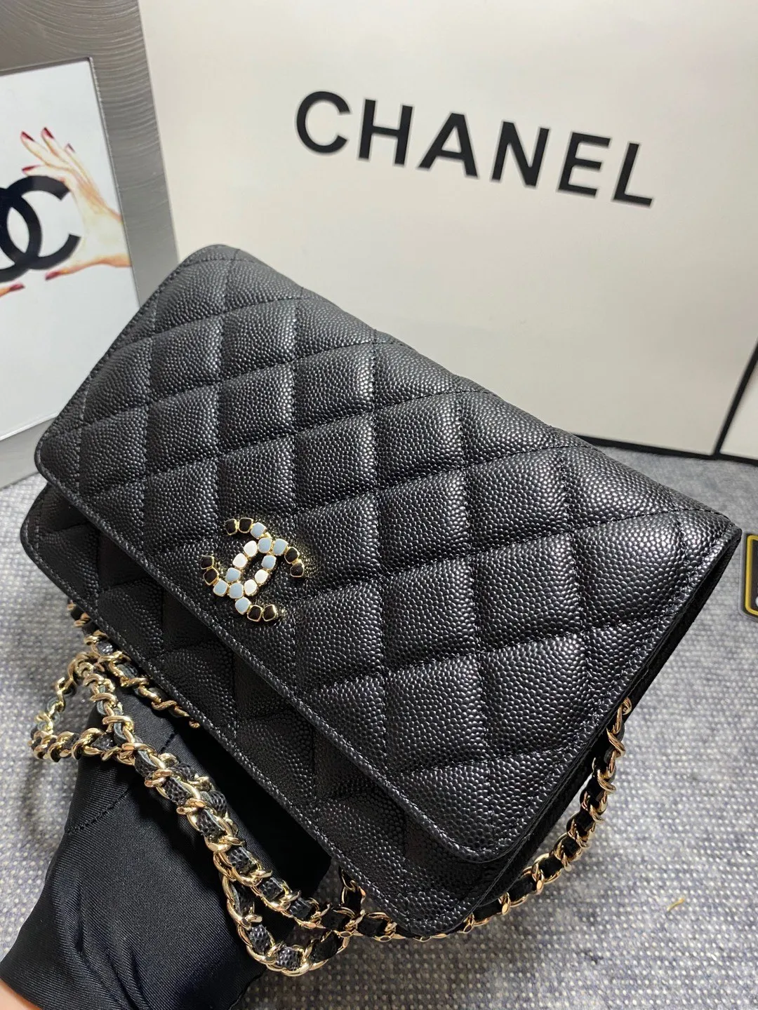 In stock ✨✨Chane🎶Chain wallet, grained embossed calfskin and lacquered gold metal. Its logo is a double C made of three different colors of gemstones. It is very eye-catching! Although it is caviar cowhide, it feels softer than ordinary caviar cowhide and is very durable. A must buy🤭 Size 19cm💰960