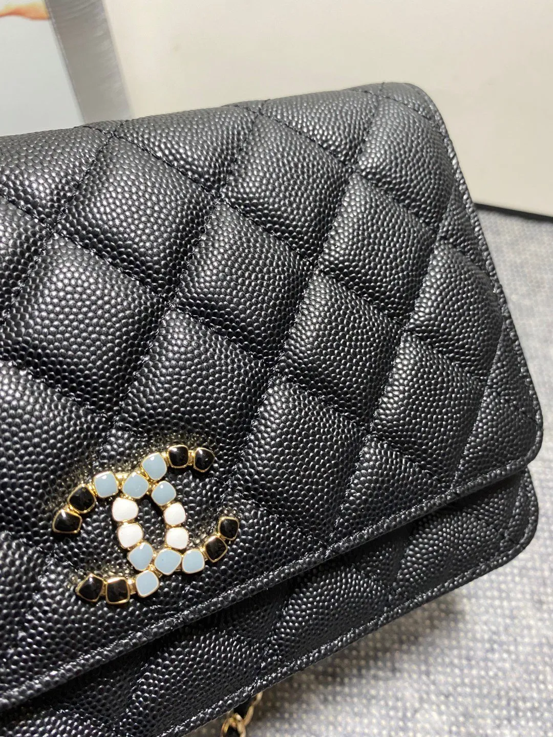 In stock ✨✨Chane🎶Chain wallet, grained embossed calfskin and lacquered gold metal. Its logo is a double C made of three different colors of gemstones. It is very eye-catching! Although it is caviar cowhide, it feels softer than ordinary caviar cowhide and is very durable. A must buy🤭 Size 19cm💰960