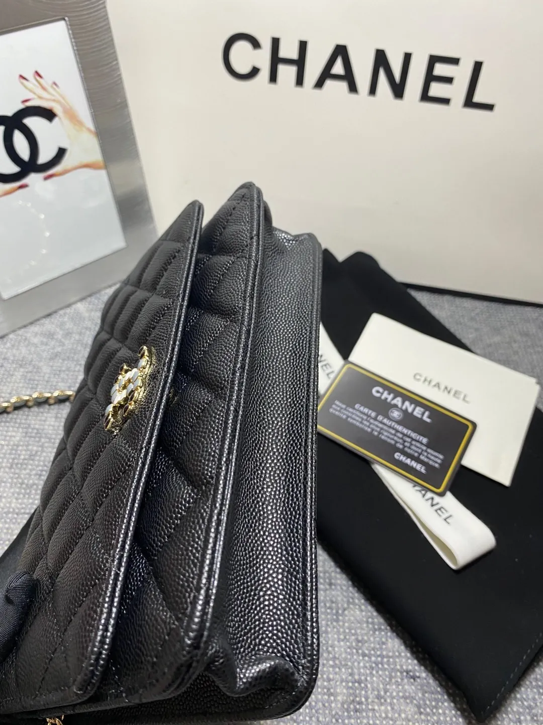 In stock ✨✨Chane🎶Chain wallet, grained embossed calfskin and lacquered gold metal. Its logo is a double C made of three different colors of gemstones. It is very eye-catching! Although it is caviar cowhide, it feels softer than ordinary caviar cowhide and is very durable. A must buy🤭 Size 19cm💰960