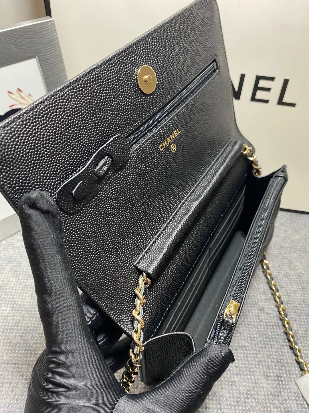 In stock ✨✨Chane🎶Chain wallet, grained embossed calfskin and lacquered gold metal. Its logo is a double C made of three different colors of gemstones. It is very eye-catching! Although it is caviar cowhide, it feels softer than ordinary caviar cowhide and is very durable. A must buy🤭 Size 19cm💰960