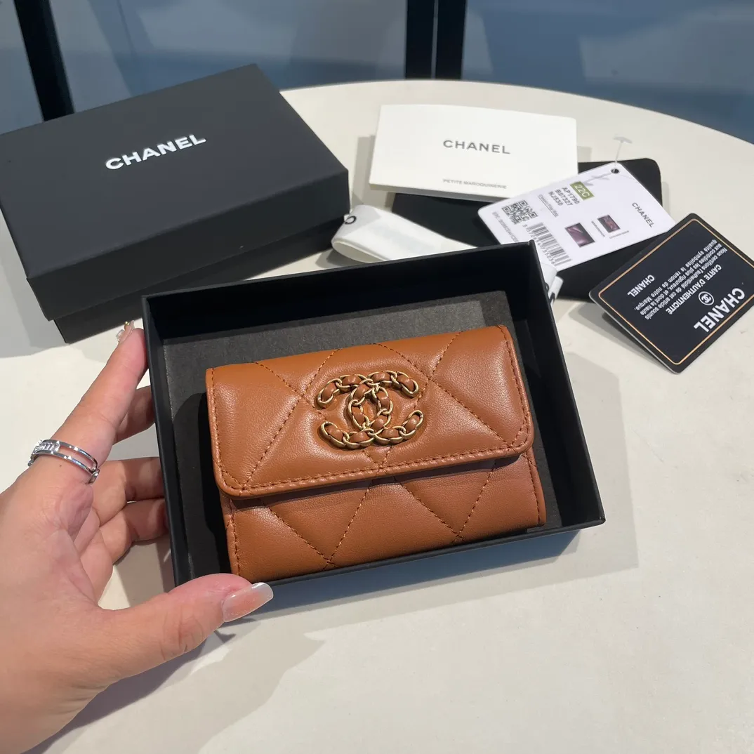 💰300😊Upgraded version💋🆕Ohanel new color🆕The latest hijab card holder, the texture of goatskin is invincible 😼The 19 series that is mainly promoted this season is the big rhombus, with a strong retro style👝Is there anyone who wants to buy each color🧸 The logo is eye-catching and unique, the goatskin has a faint luster, and the temperament instantly ups and downs❣The fashionable style and style are also co-created by Karl and Viard. The first series launched by the new artistic director will be a key recommendation of the brand from this year to next year, conveying the essence of the brand, with a full set of packaging 1790🍃size: 8.5*11cm