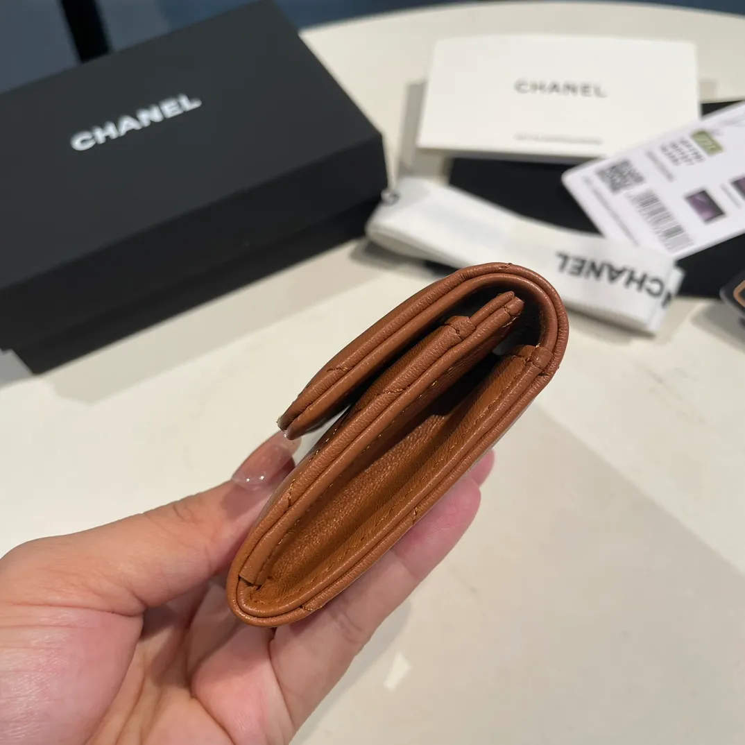 💰300😊Upgraded version💋🆕Ohanel new color🆕The latest hijab card holder, the texture of goatskin is invincible 😼The 19 series that is mainly promoted this season is the big rhombus, with a strong retro style👝Is there anyone who wants to buy each color🧸 The logo is eye-catching and unique, the goatskin has a faint luster, and the temperament instantly ups and downs❣The fashionable style and style are also co-created by Karl and Viard. The first series launched by the new artistic director will be a key recommendation of the brand from this year to next year, conveying the essence of the brand, with a full set of packaging 1790🍃size: 8.5*11cm