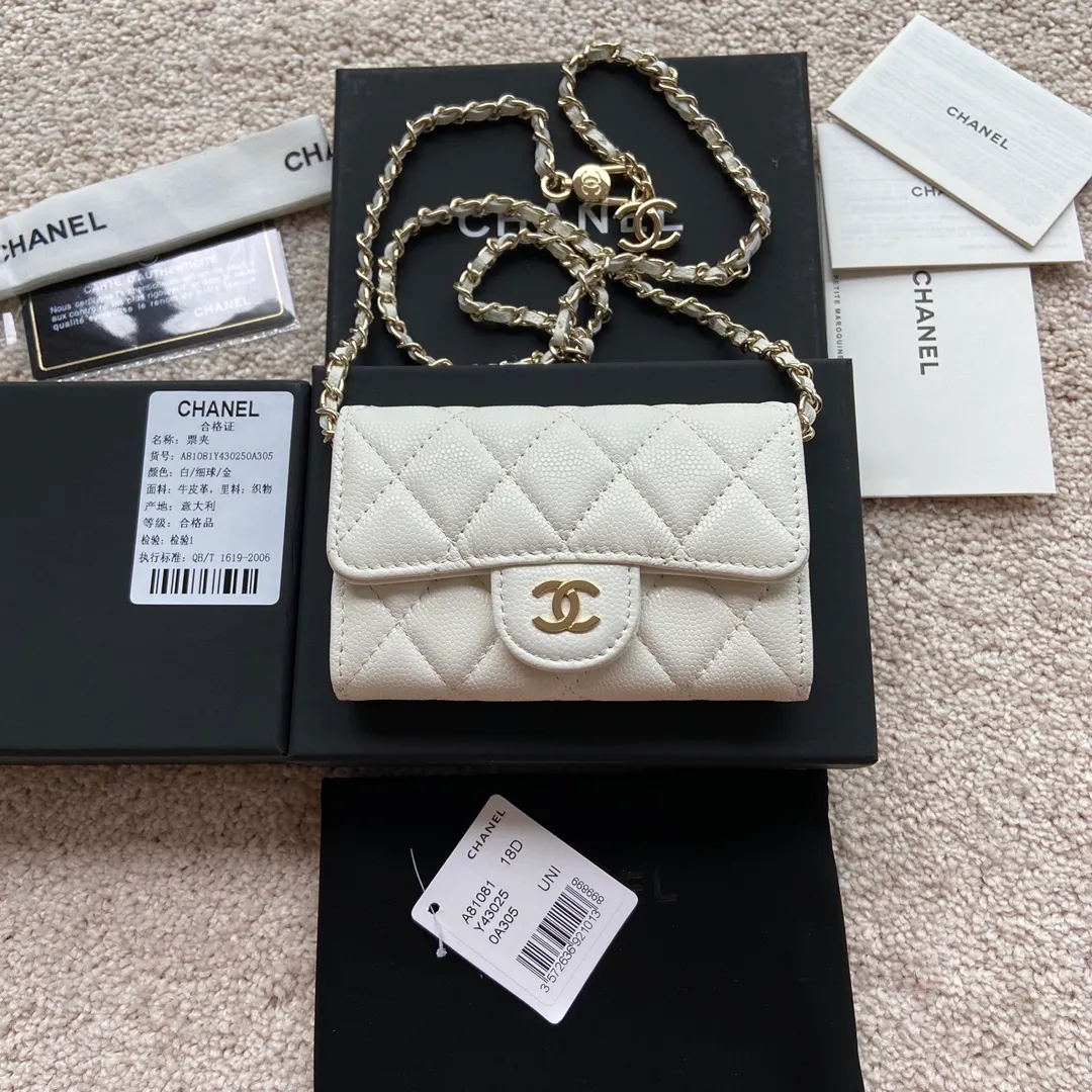 Xiaoxiang imported Italian grain cowhide Item number: A81081 (chain small card holder) Price: 420 Size: w11×h7cm Color: white fine ball pattern golden steel mark hardware
