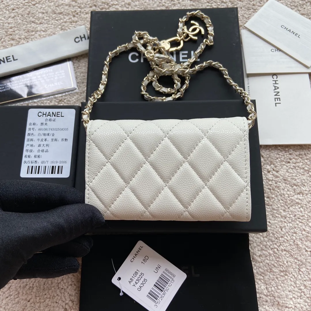 Xiaoxiang imported Italian grain cowhide Item number: A81081 (chain small card holder) Price: 420 Size: w11×h7cm Color: white fine ball pattern golden steel mark hardware