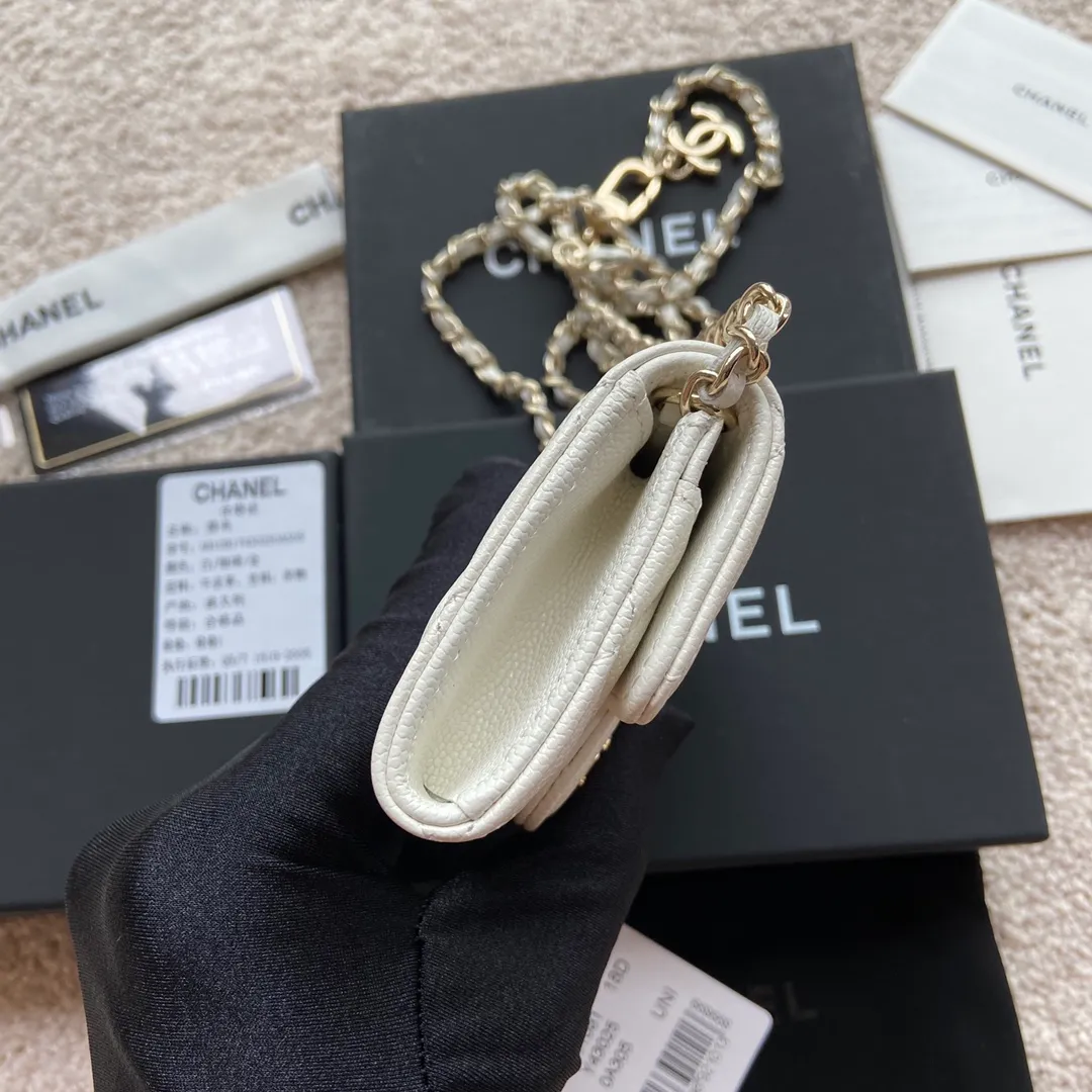 Xiaoxiang imported Italian grain cowhide Item number: A81081 (chain small card holder) Price: 420 Size: w11×h7cm Color: white fine ball pattern golden steel mark hardware