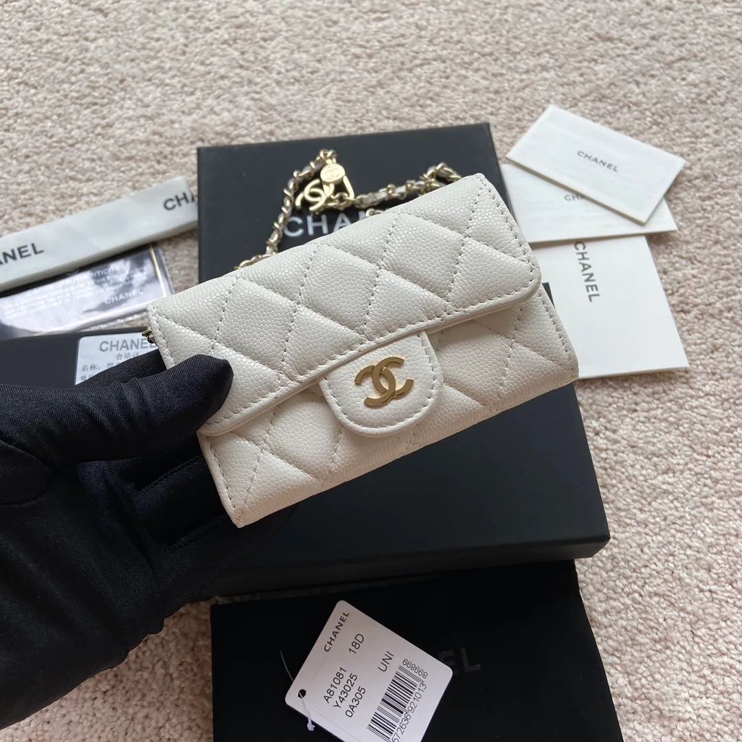 Xiaoxiang imported Italian grain cowhide Item number: A81081 (chain small card holder) Price: 420 Size: w11×h7cm Color: white fine ball pattern golden steel mark hardware