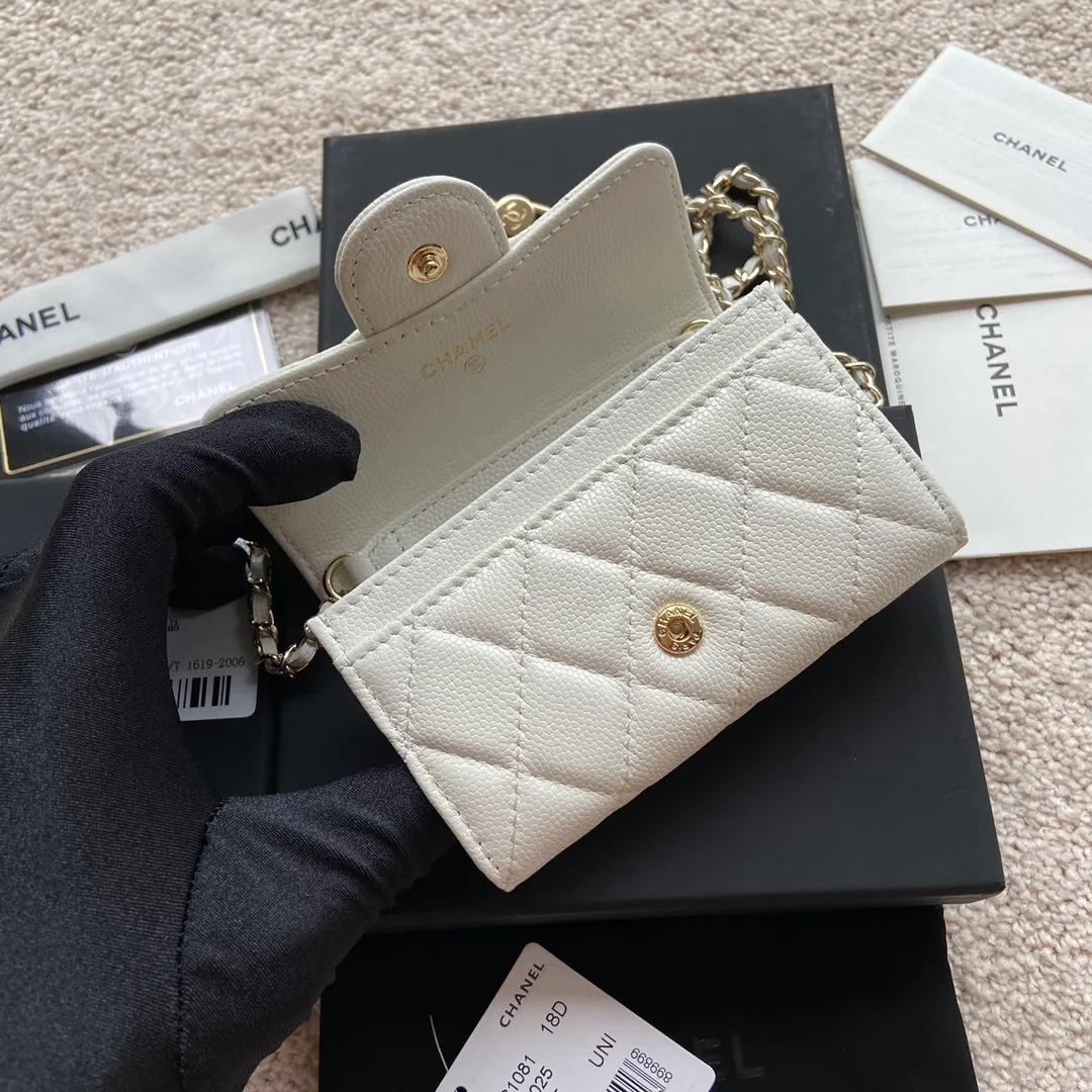 Xiaoxiang imported Italian grain cowhide Item number: A81081 (chain small card holder) Price: 420 Size: w11×h7cm Color: white fine ball pattern golden steel mark hardware
